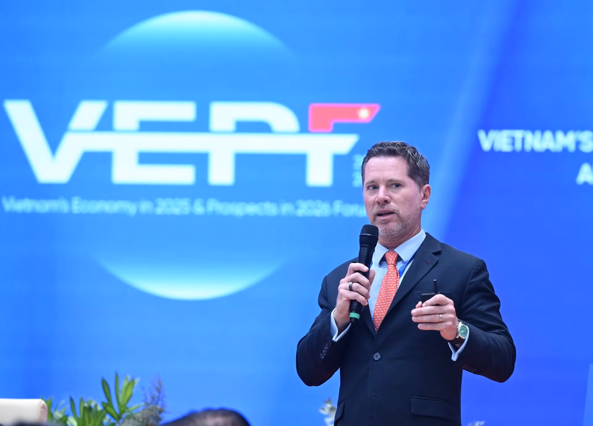 El director ejecutivo de HSBC en Vietnam, Tim Evans, habla en el evento.