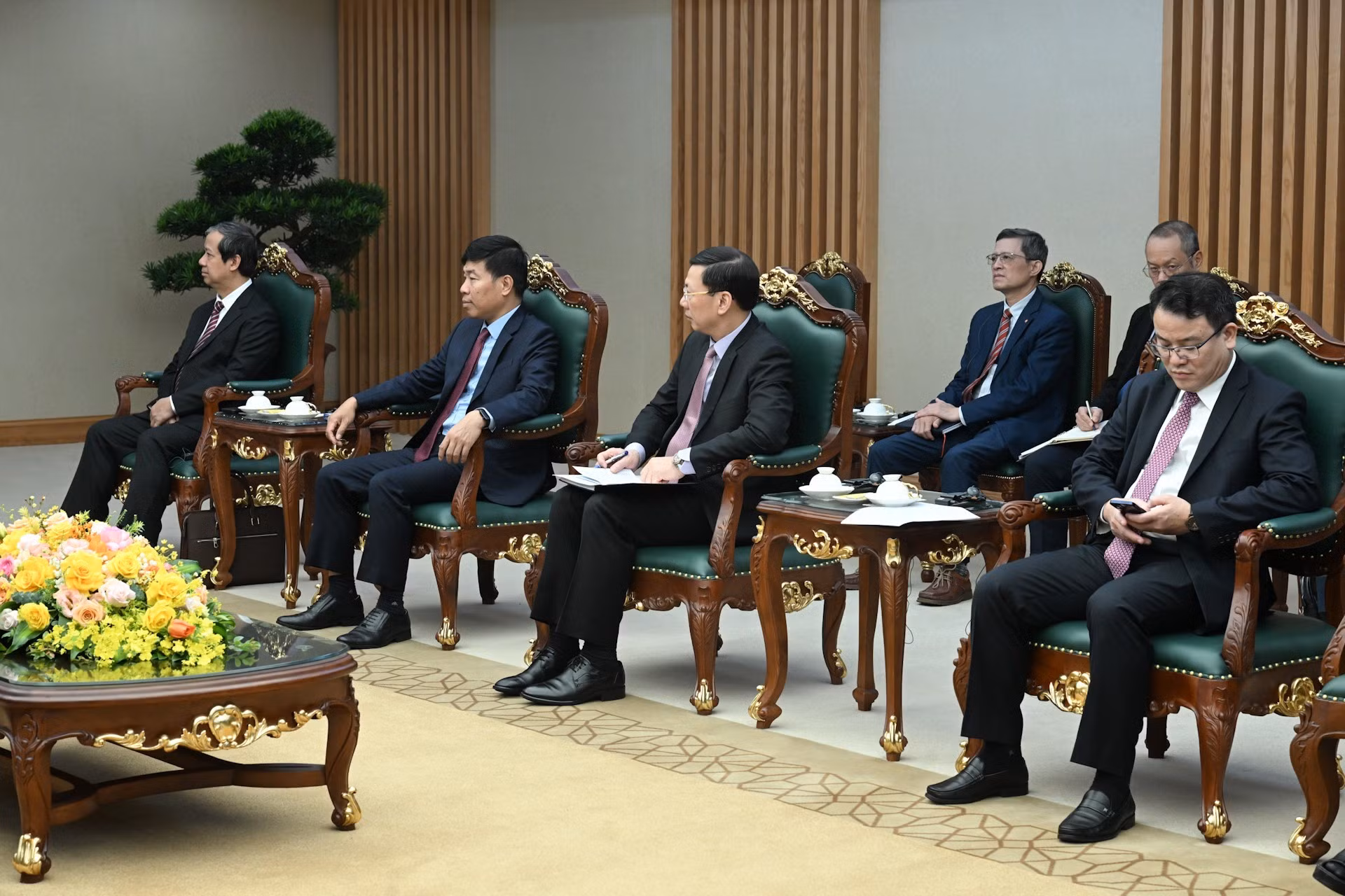 Funcionarios vietnamitas acuden a la cita.