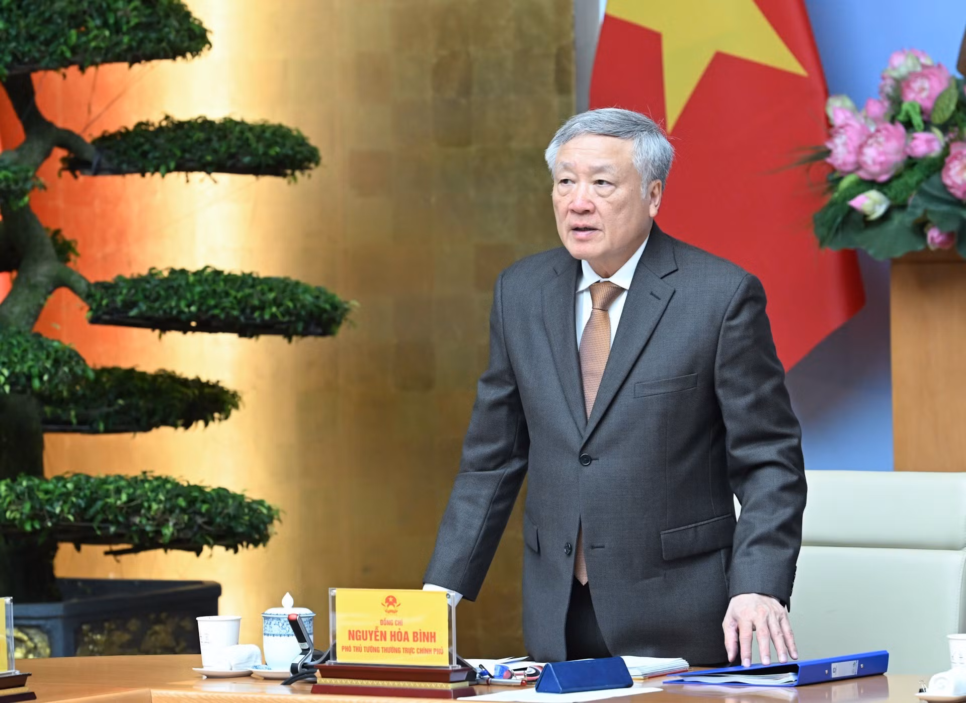 El vicepremier permanente Nguyen Hoa Binh habla en la cita.