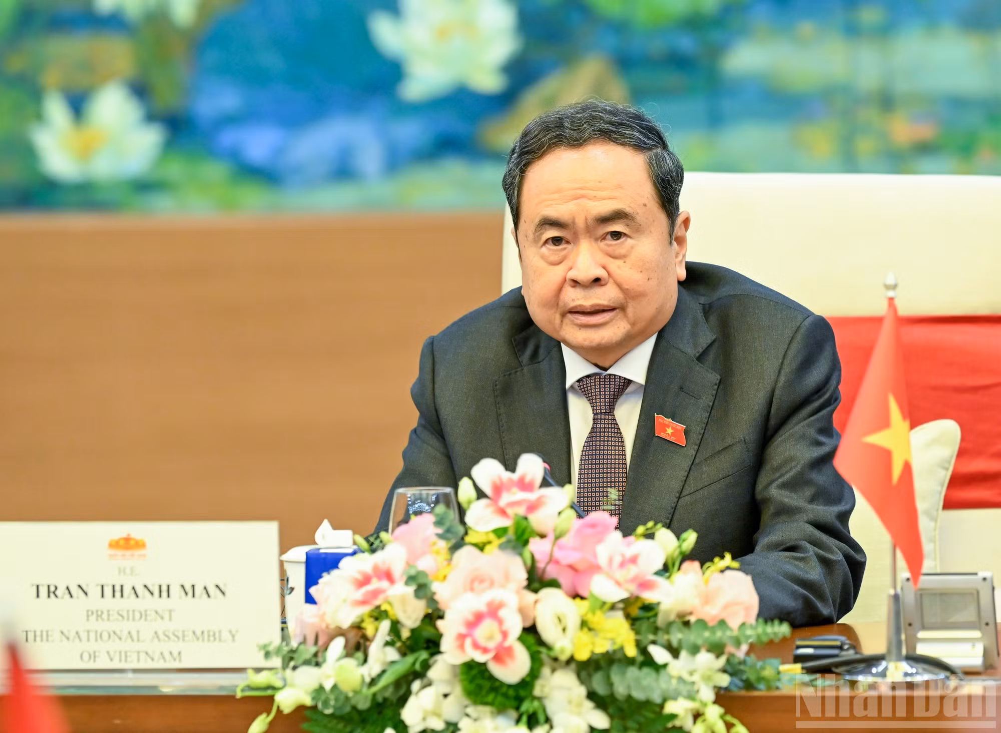 El dirigente legislativo Tran Thanh Man toma la palabra en el encuentro.