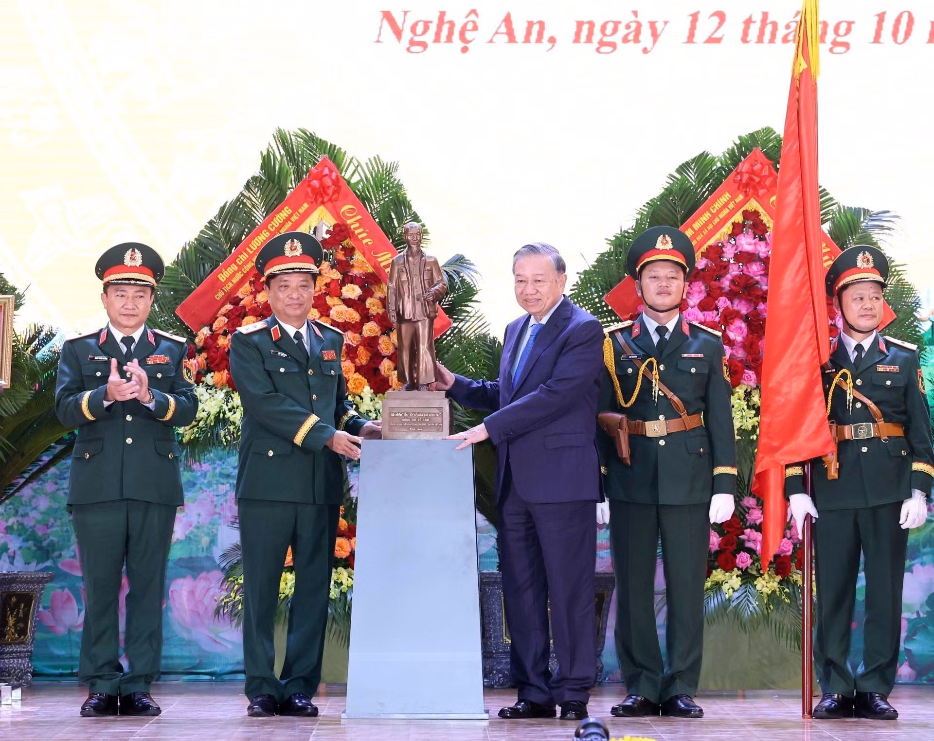 El dirigente partidista To Lam entrega una estatua del Presidente Ho Chi Minh a la Zona Militar 4.