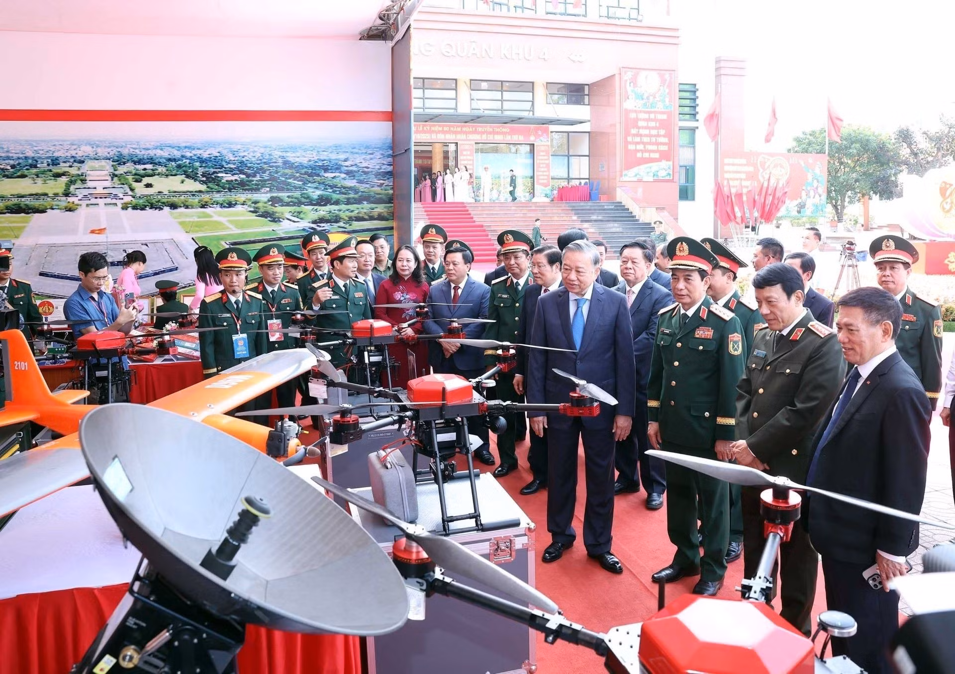 El secretario general To Lam y los dirigentes del Partido y del Estado visitan una exposición sobre los logros de la Zona Militar 4.
