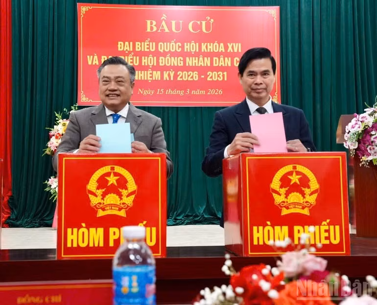 El jefe de la Comisión Central de Control Disciplinario, Tran Sy Thanh (a la izquierda) emite su voto en el punto electoral en el barrio de Luong Van Tri, en la provincia de Lang Son.