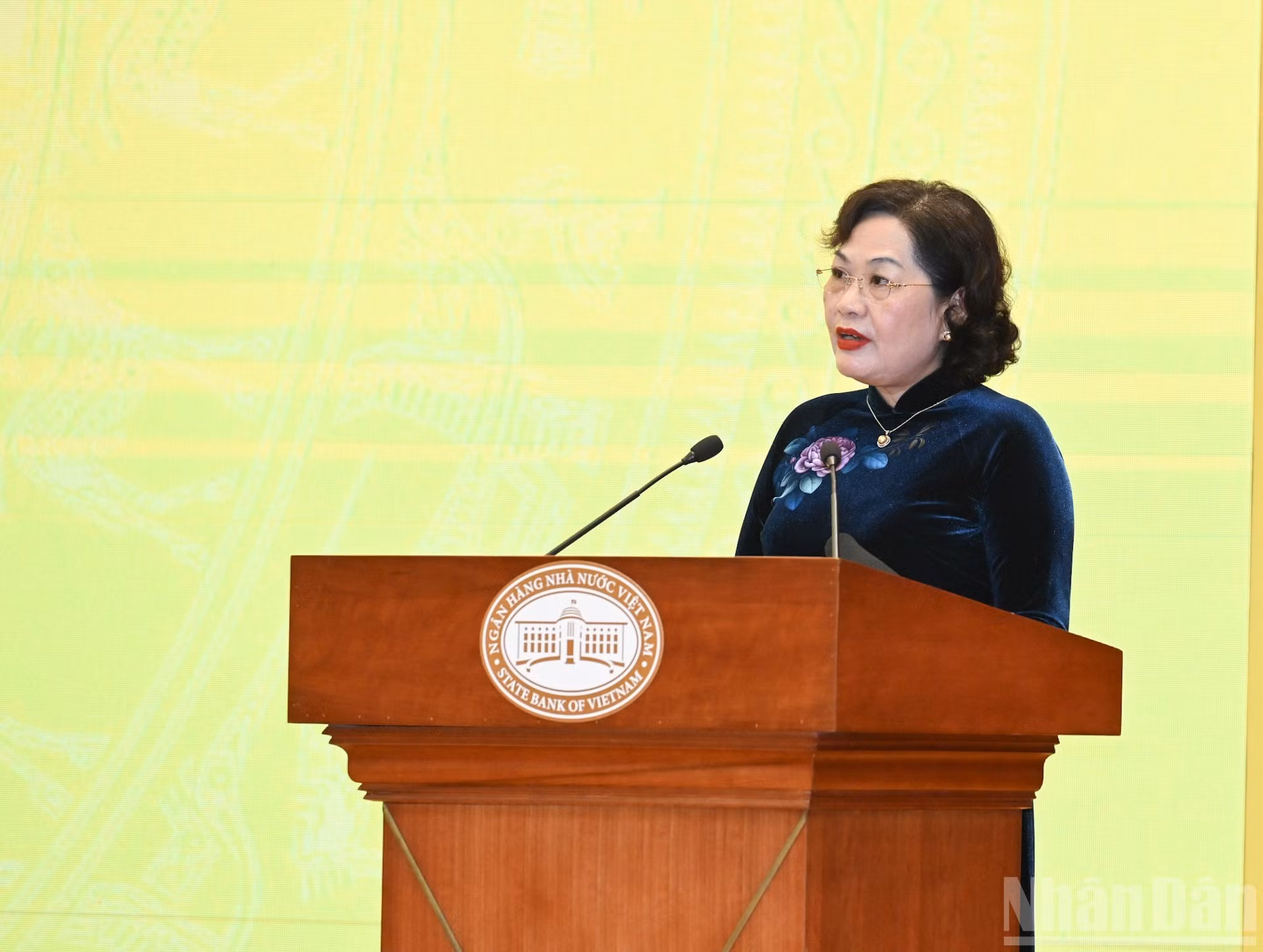 La gobernadora del Banco Estatal de Vietnam, Nguyen Thi Hong, habla en la conferencia.