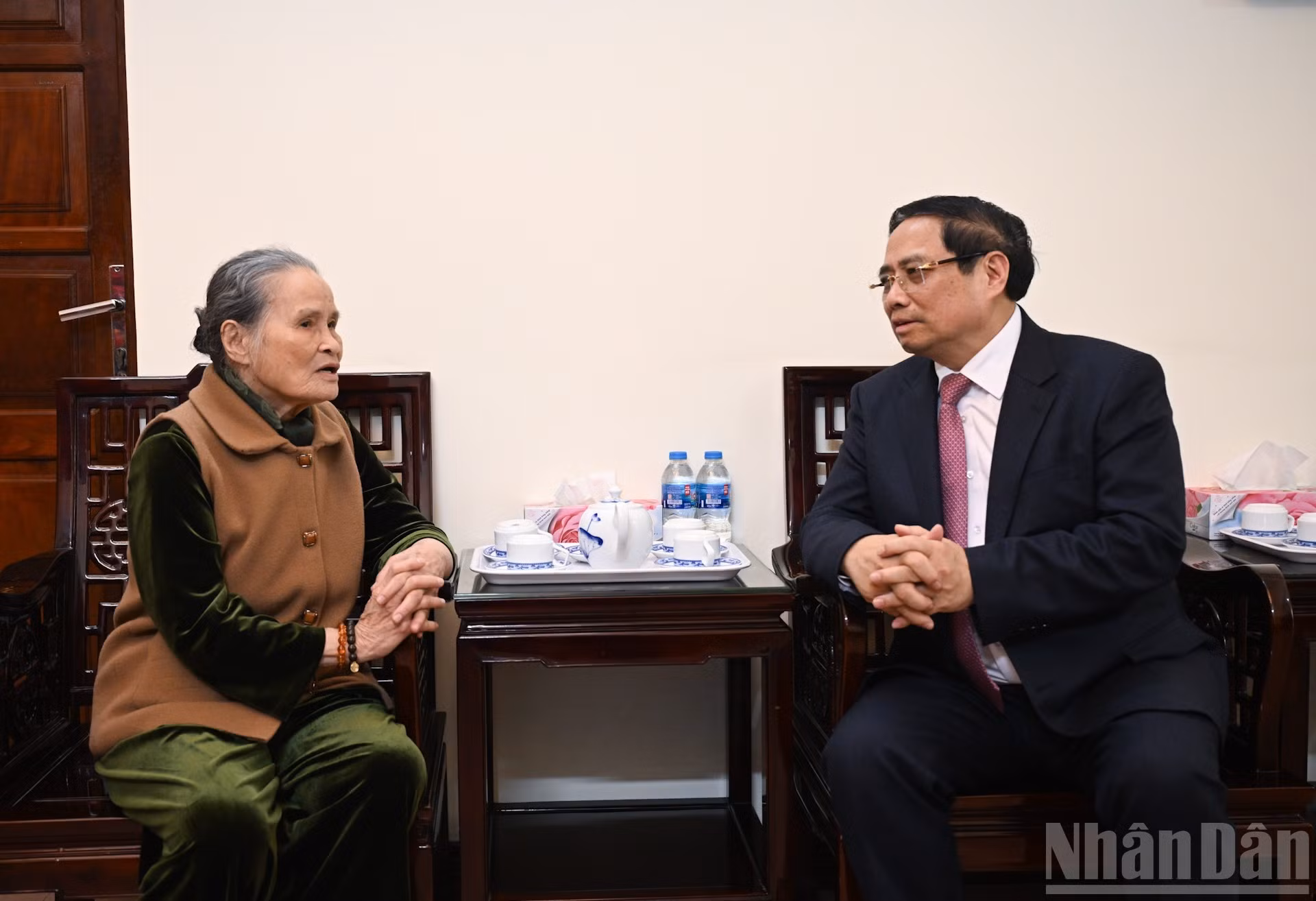 El primer ministro Pham Minh Chinh visita y felicita el Año Nuevo a la familia del extinto ministro de Seguridad Pública, Le Minh Huong.