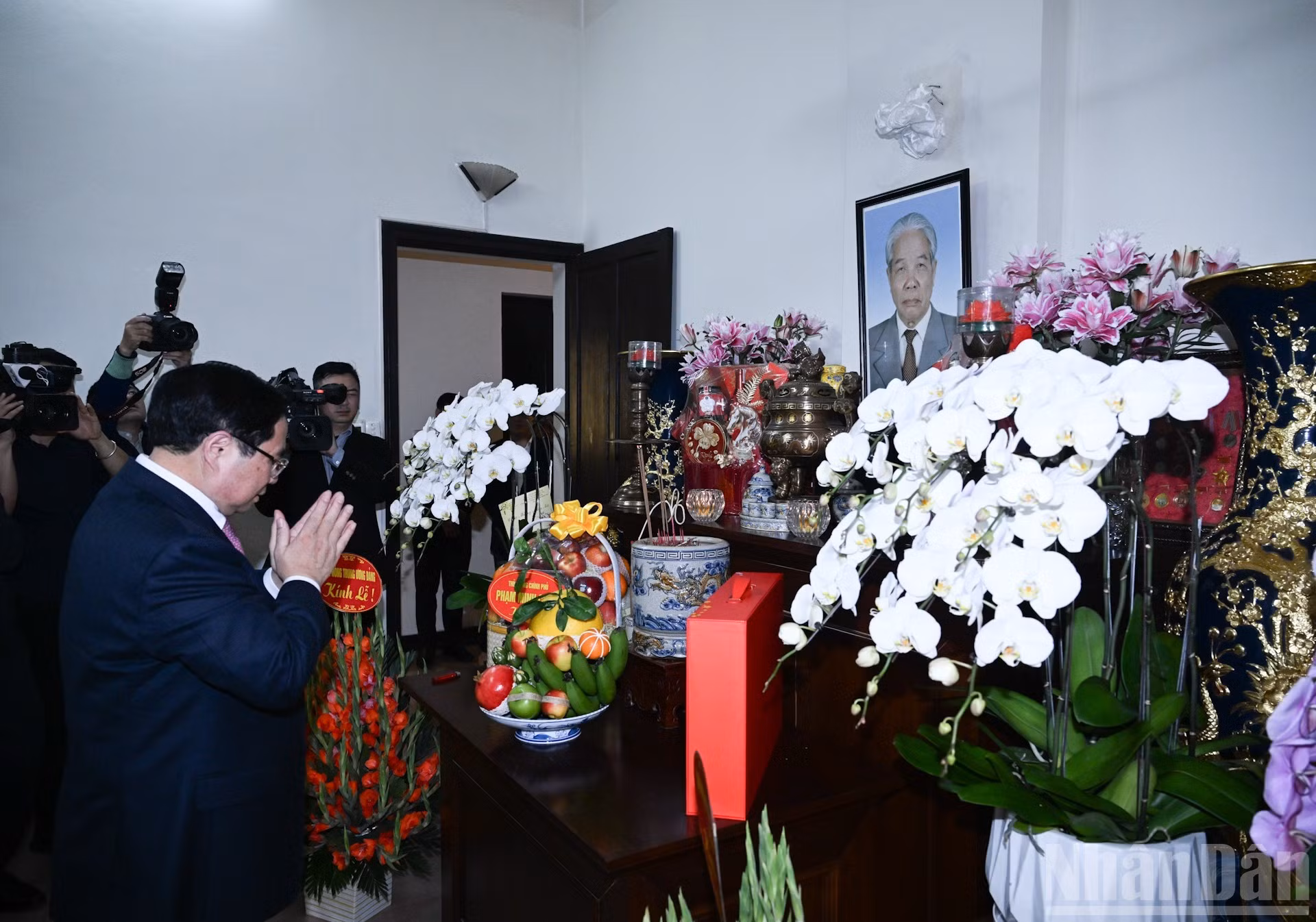 El premier Pham Minh Chinh ofrece incienso en memoria del difunto secretario general Do Muoi.