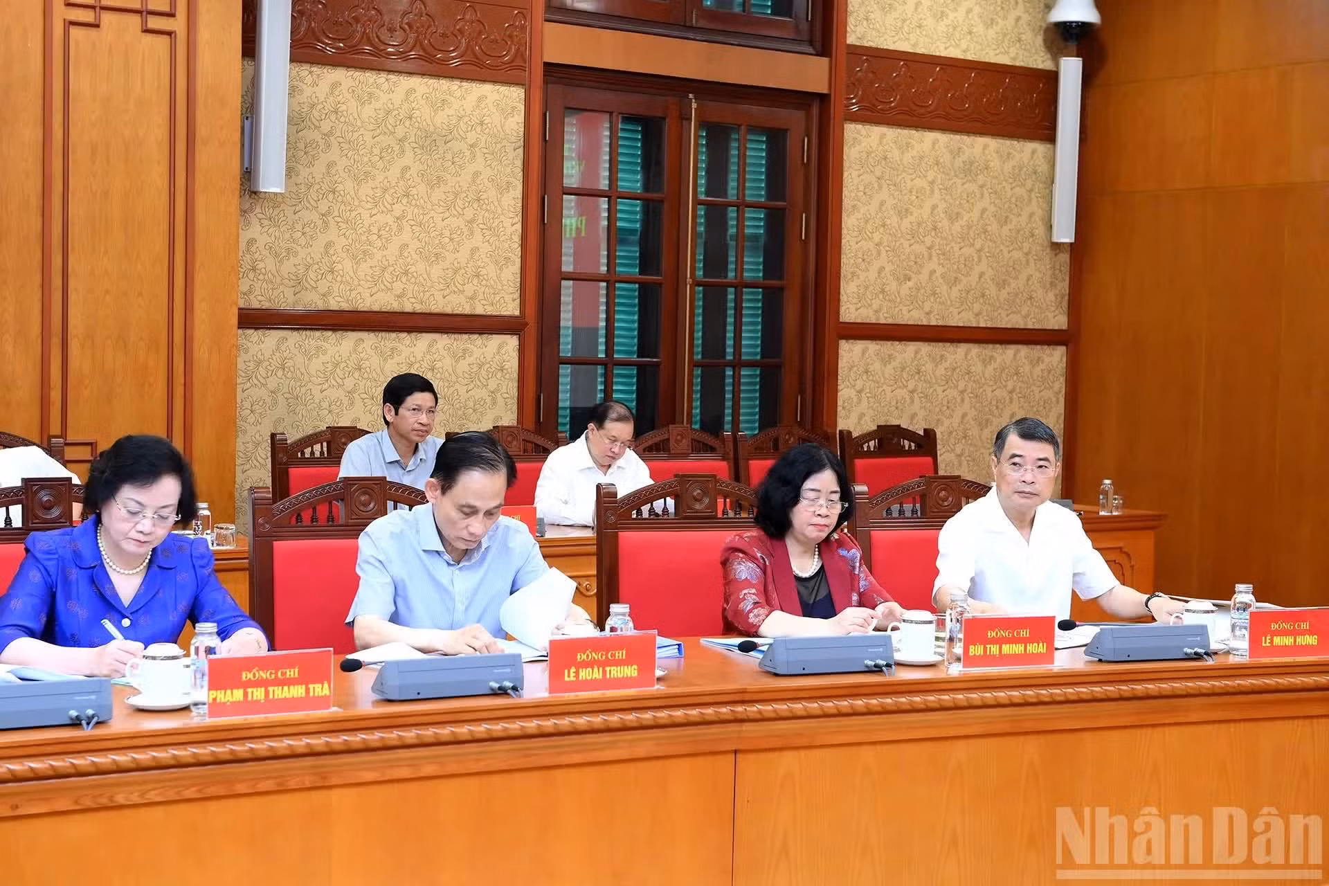 El primer ministro de Vietnam, y dirigentes del Partido y del Estado en la sesión.
