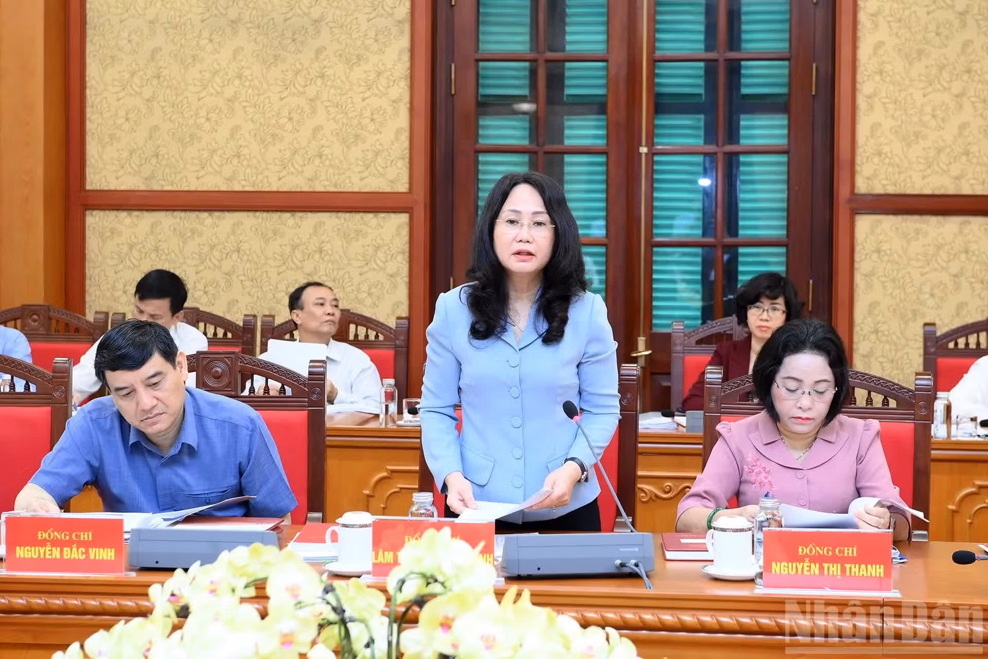 La ministra de Cultura, Deportes y Turismo, Lam Thi Phuong Thanh, presenta un informe.