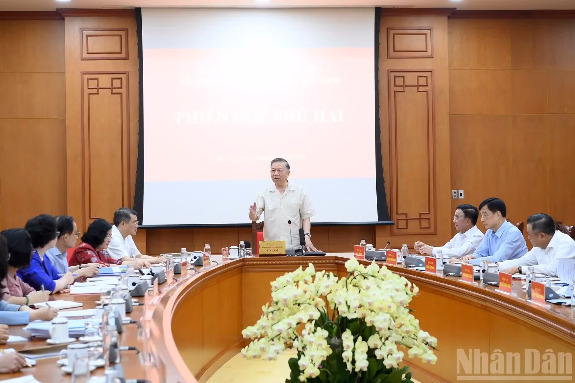 El máximo dirigente de Vietnam, To Lam, habla en la reunión.