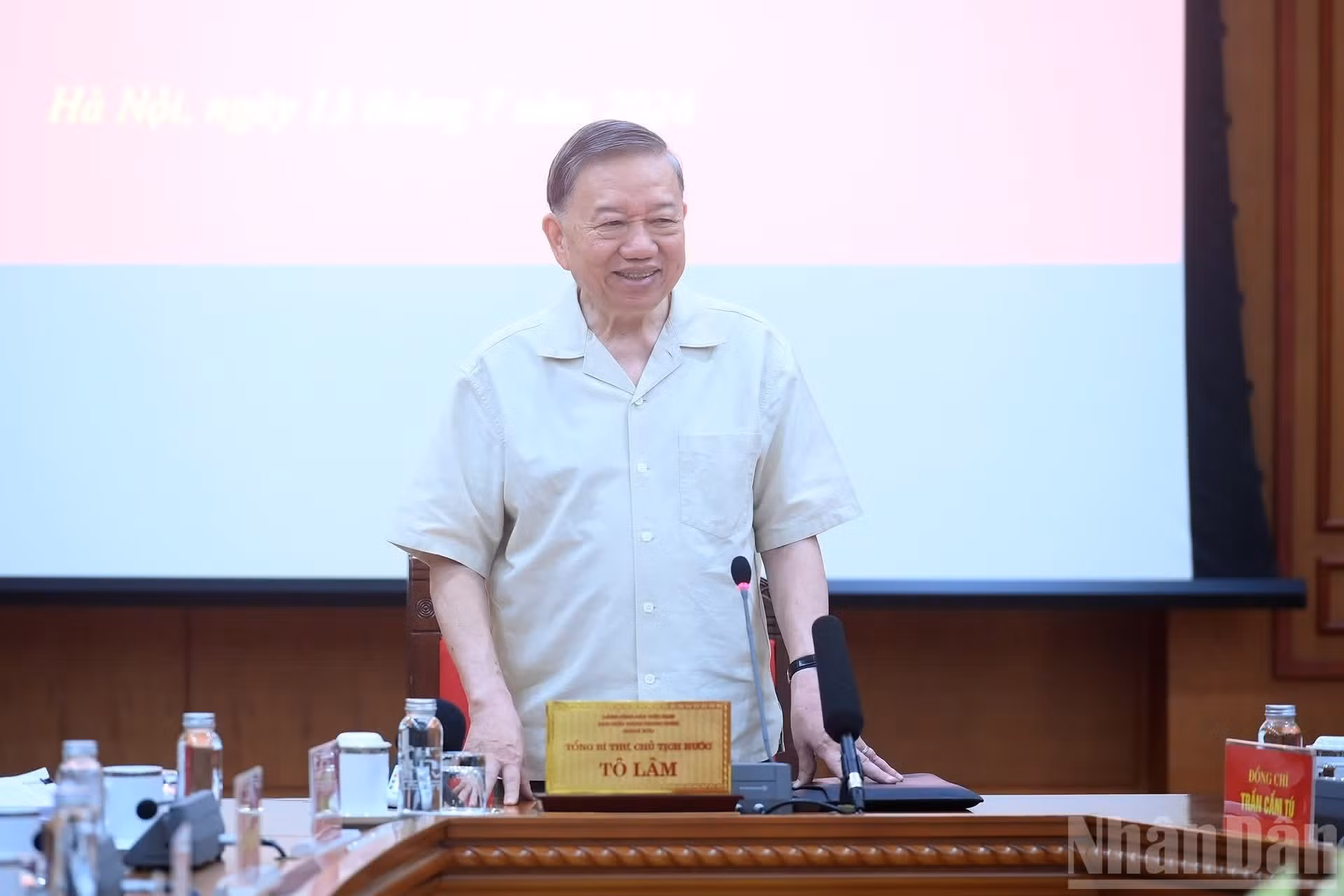 El máximo dirigente de Vietnam, To Lam, habla en la reunión.