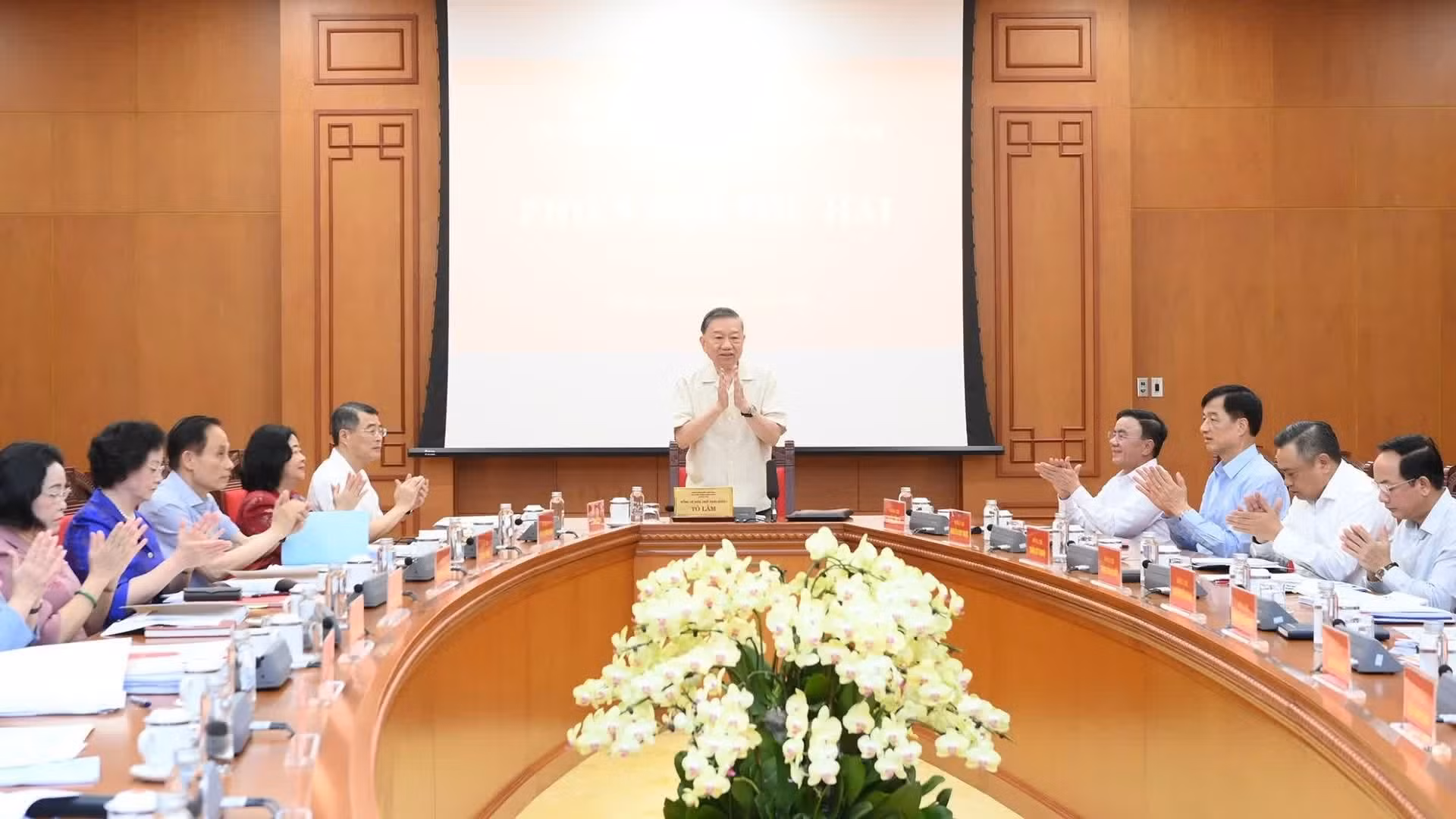 El máximo dirigente de Vietnam, To Lam, interviene en la reunión.