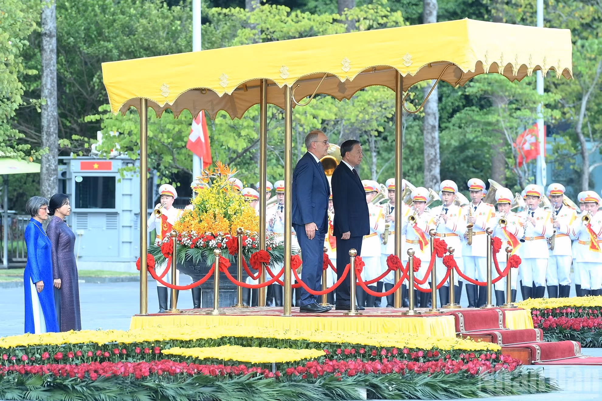 Ambos dirigentes realizan el acto de saludo a la bandera.