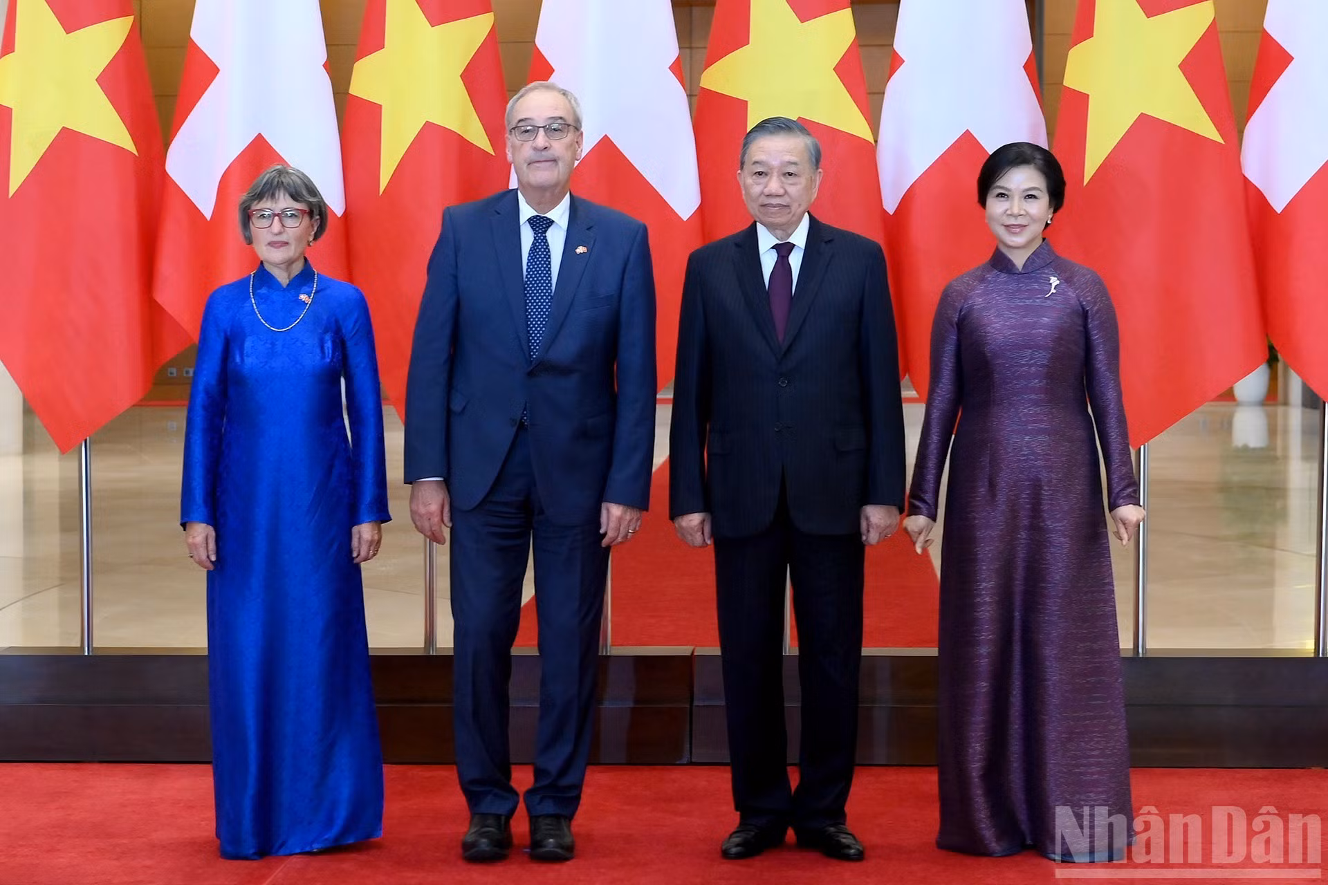 El secretario general del Partido Comunista y presidente de Vietnam, To Lam, y su esposa, reciben al presidente de Suiza, Guy Parmelin, y su conyúge.
