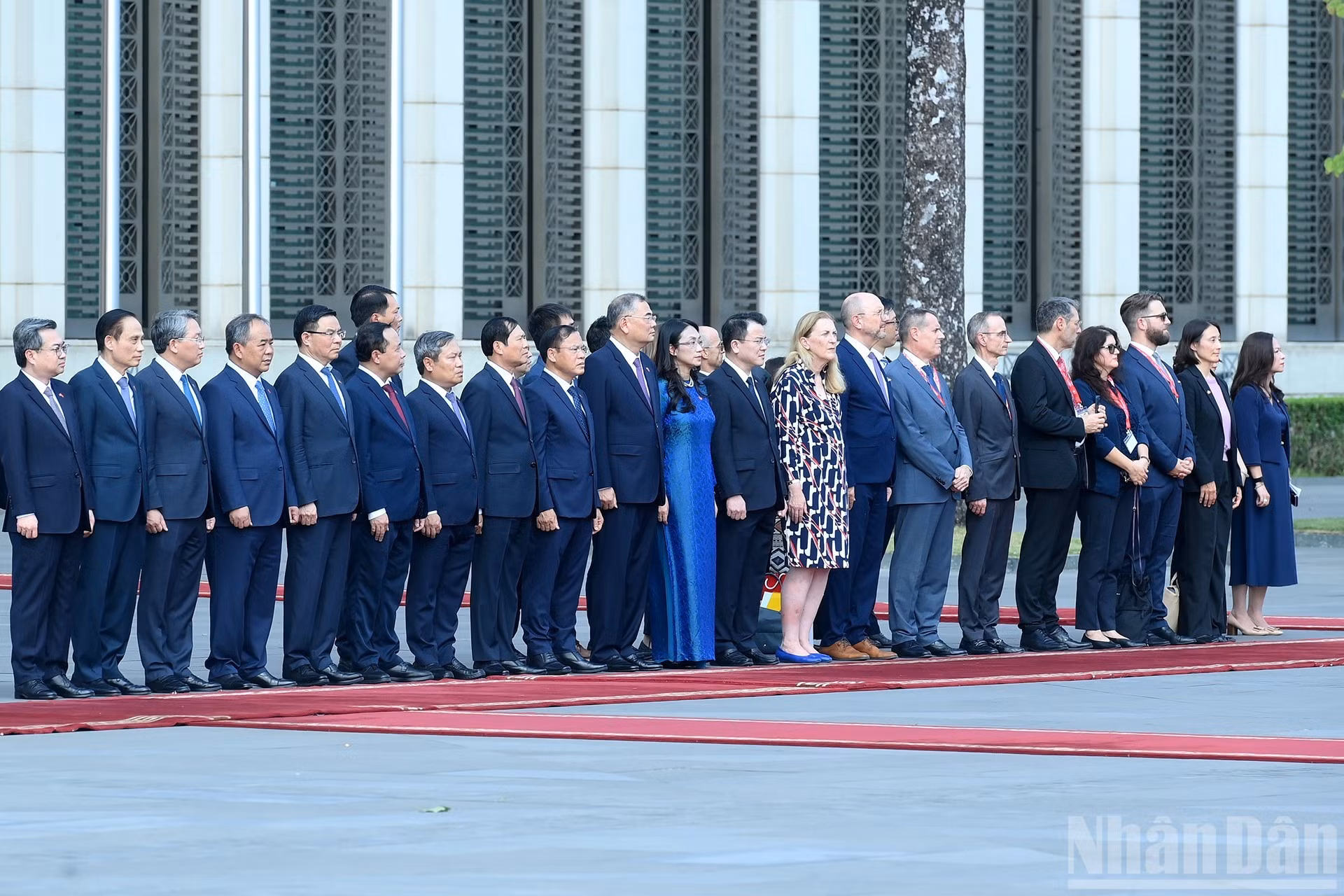 Funcionarios de Vietnam y Suiza en la ceremonia.
