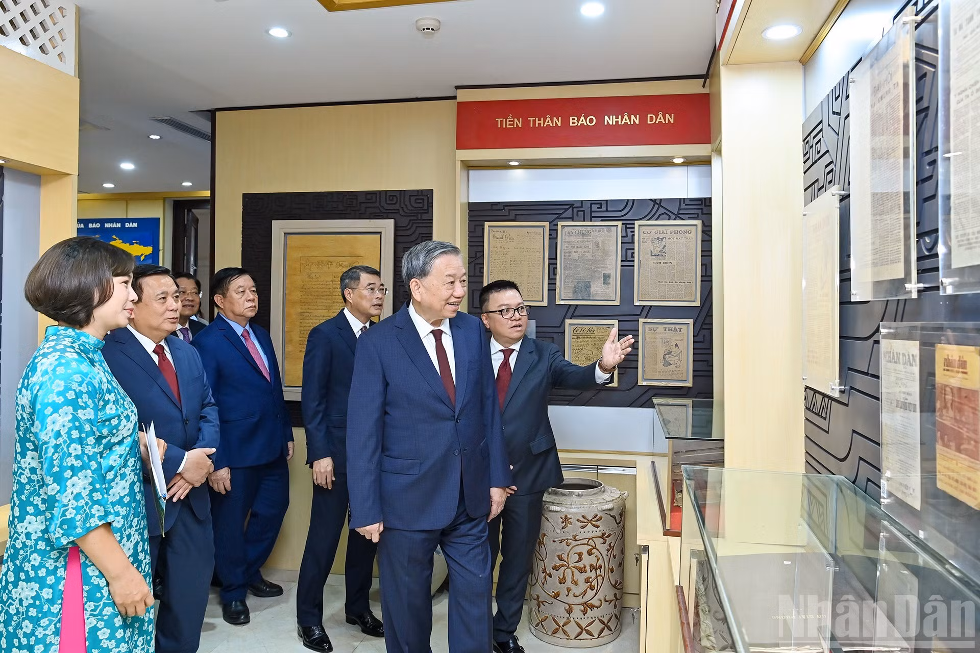 El presidente-editor Le Quoc Minh presenta la historia de Nhan Dan al secretario general To Lam.