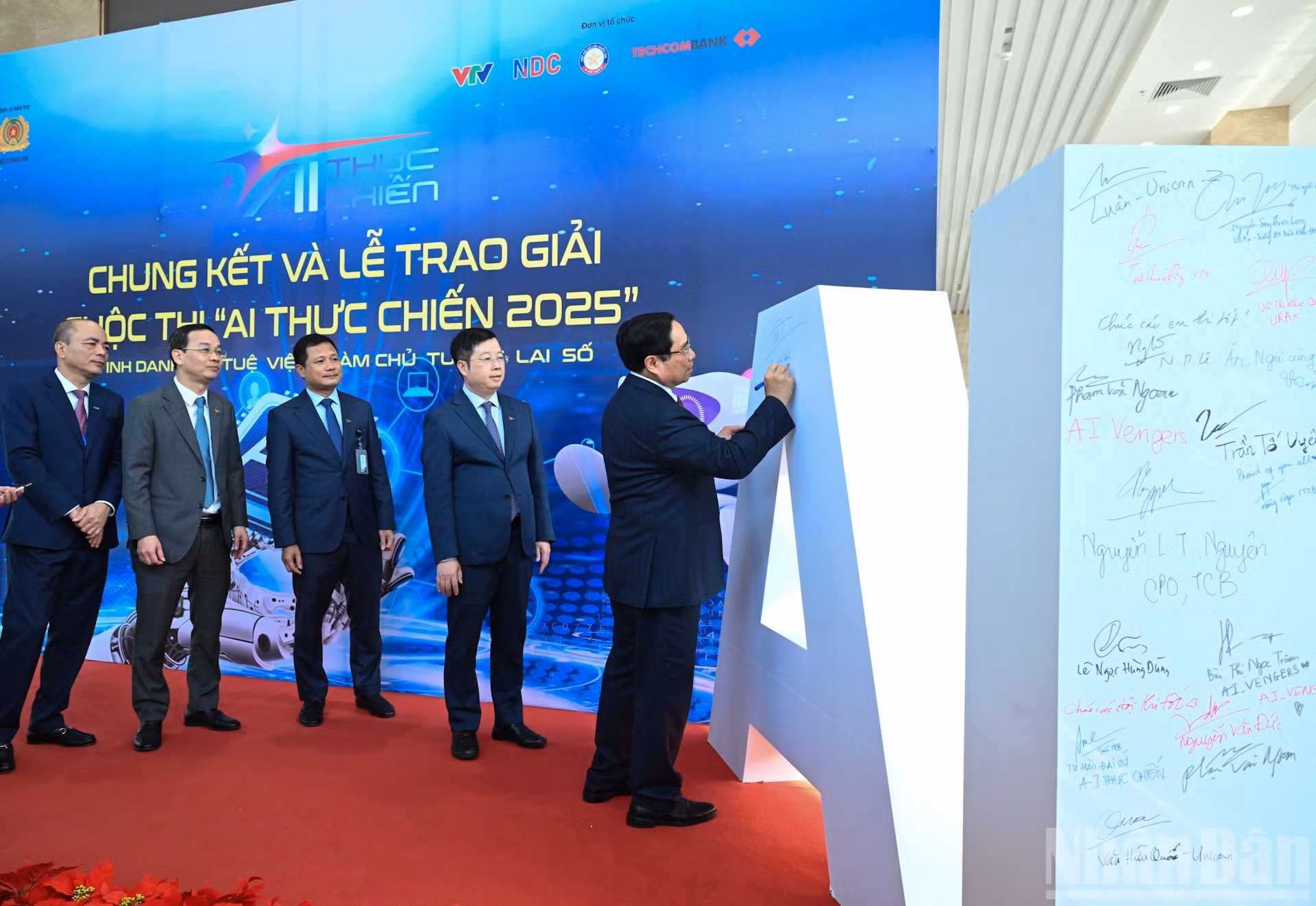 El primer ministro Pham Minh Chinh firma en el símbolo del concurso "IA práctica 2025", organizado por la VTV.