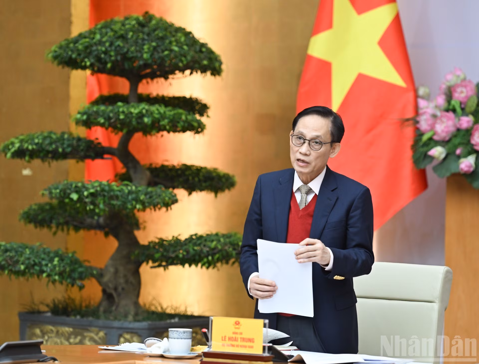 El canciller Le Hoai Trung presenta un informe.
