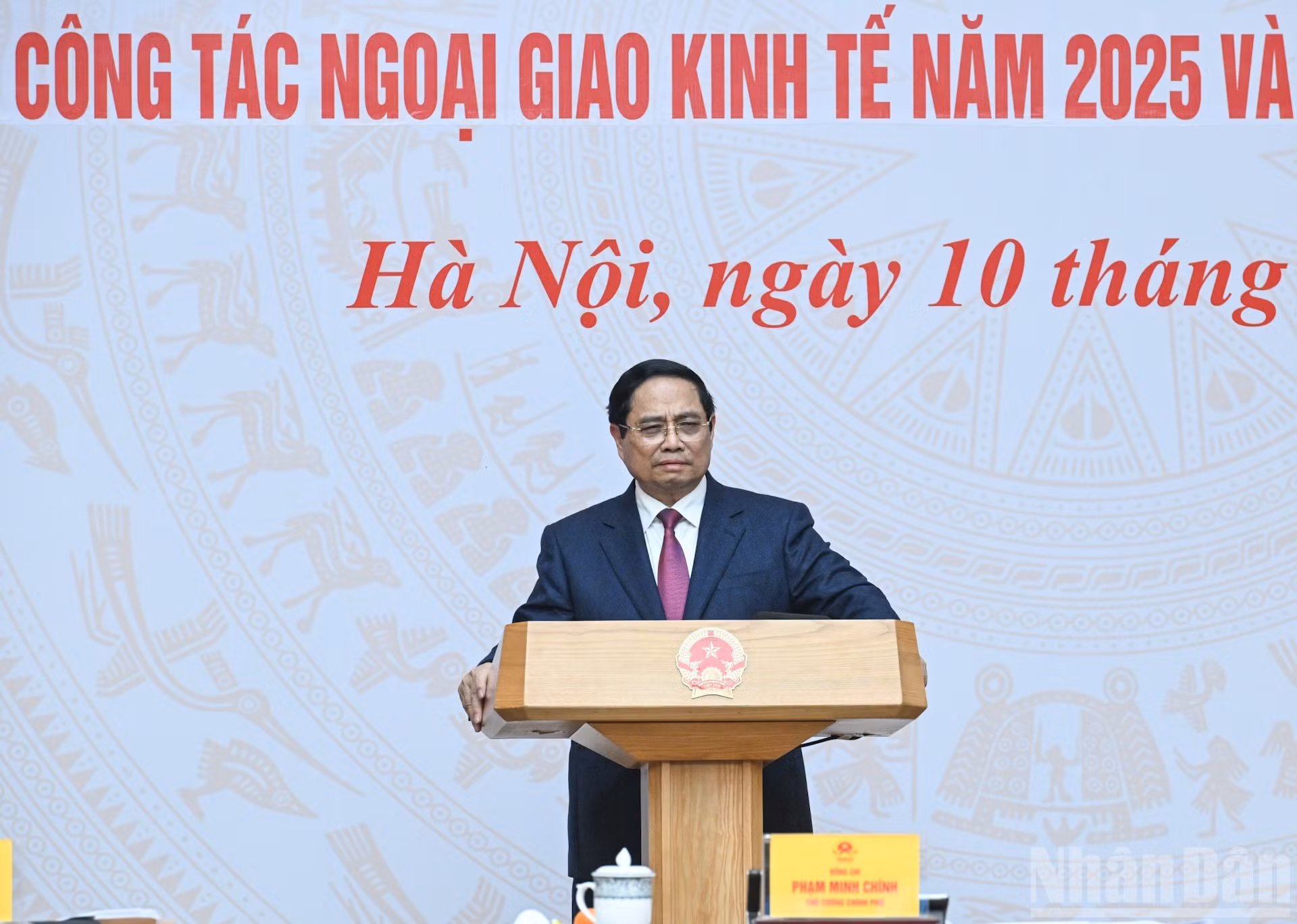 El jefe del Gobierno vietnamita, Pham Minh Chinh, toma la palabra en la conferencia.