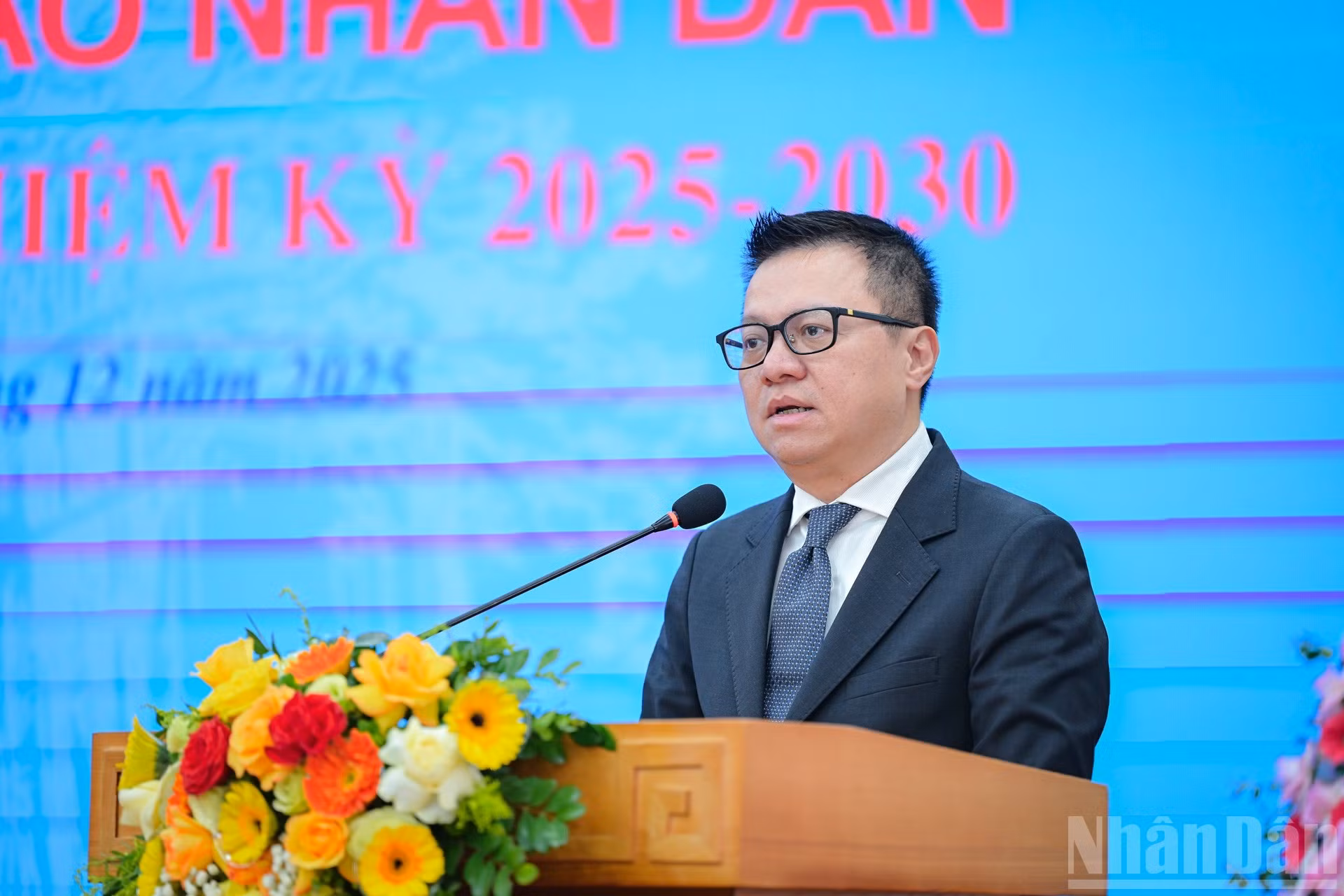 El presidente-editor de Nhan Dan, Le Quoc Minh, habla en la cita.