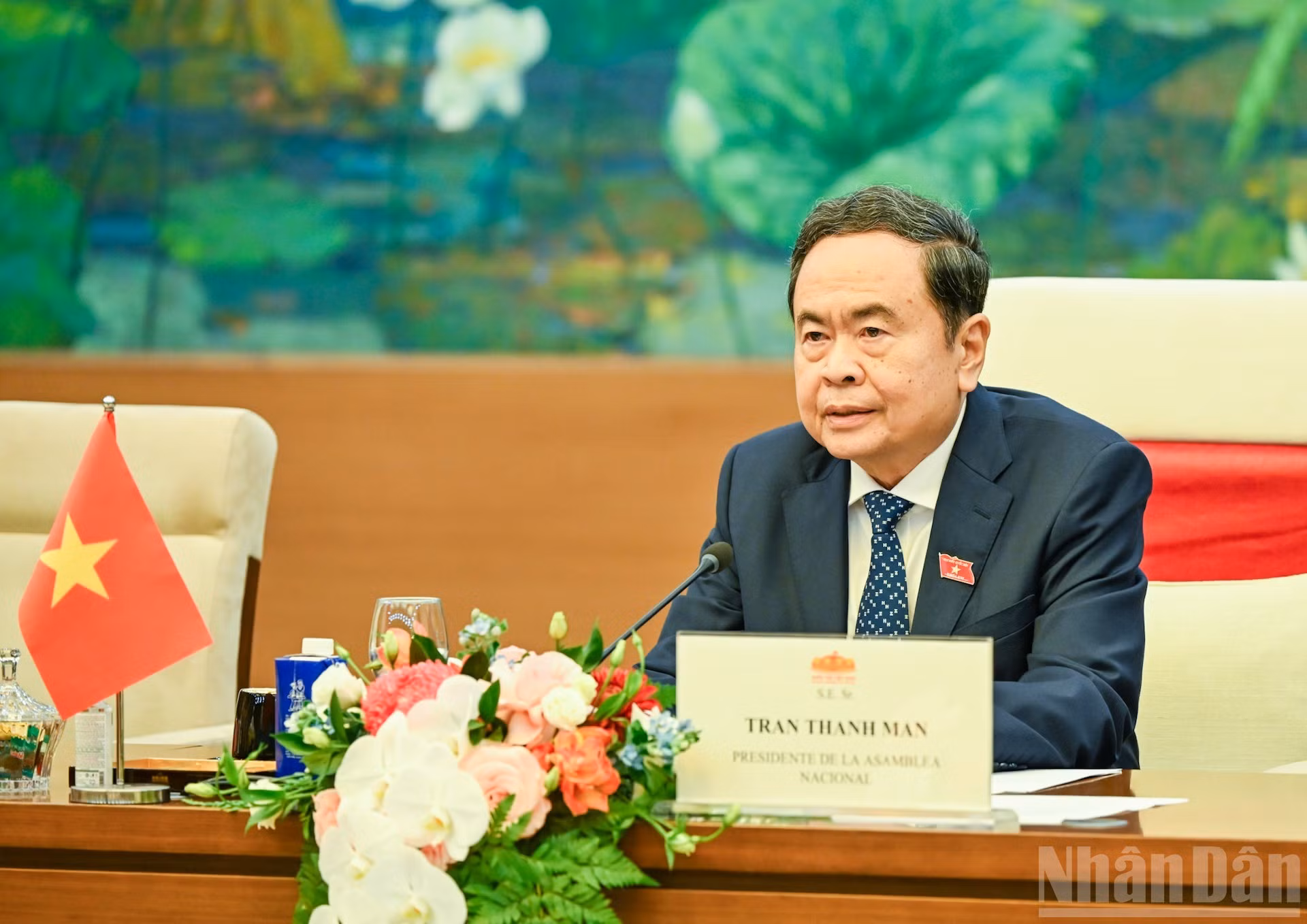 El líder legislativo Tran Thanh Man toma la palabra en la reunión.