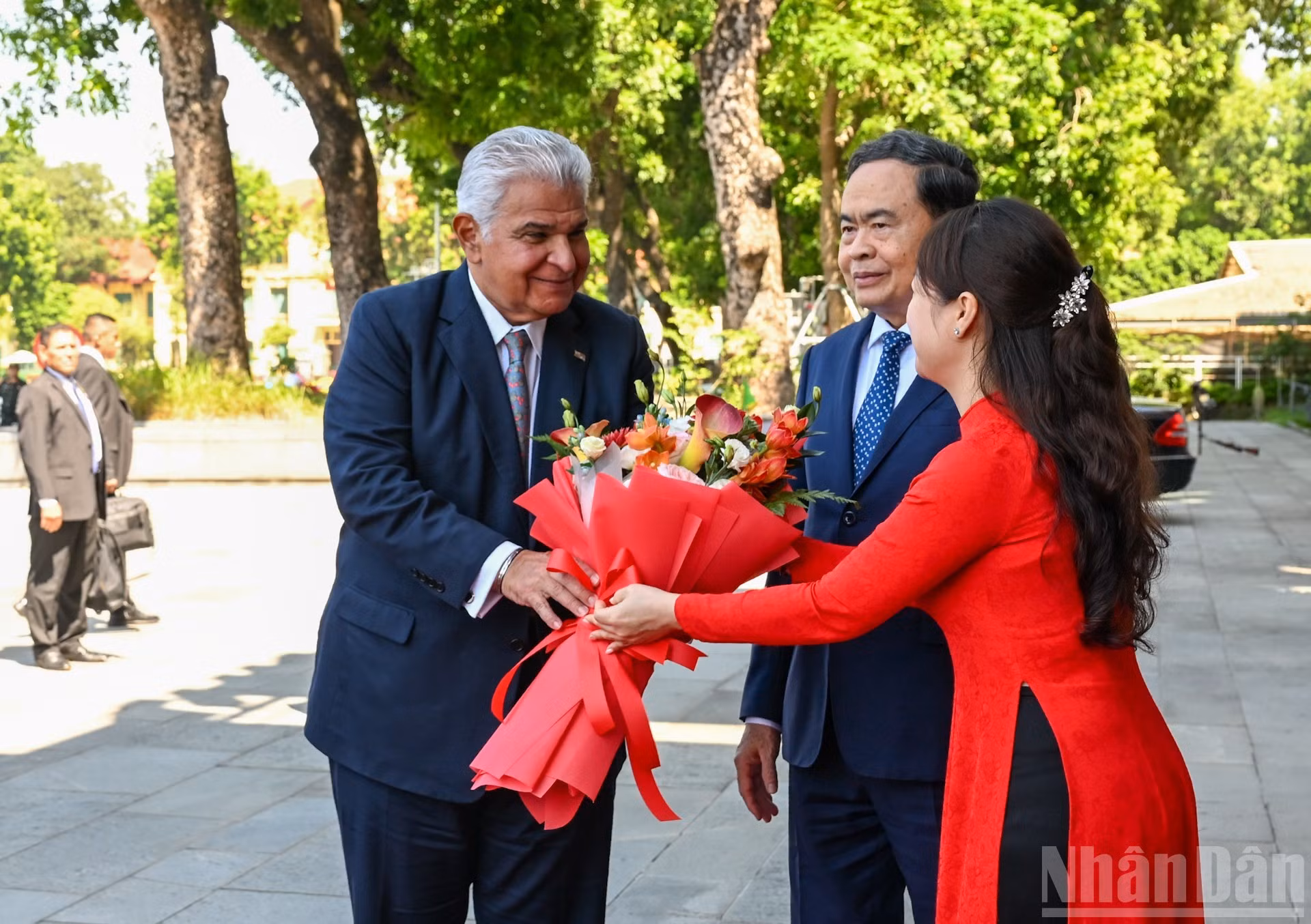 El presidente panameño recibe flores de bienvenida.
