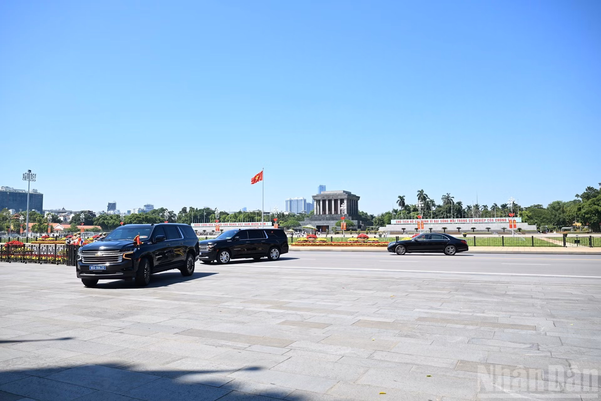 El convoy que transporta al presidente de Panamá, José Raúl Mulino, por la calle de Doc Lap, rumbo a la Asamblea Nacional.