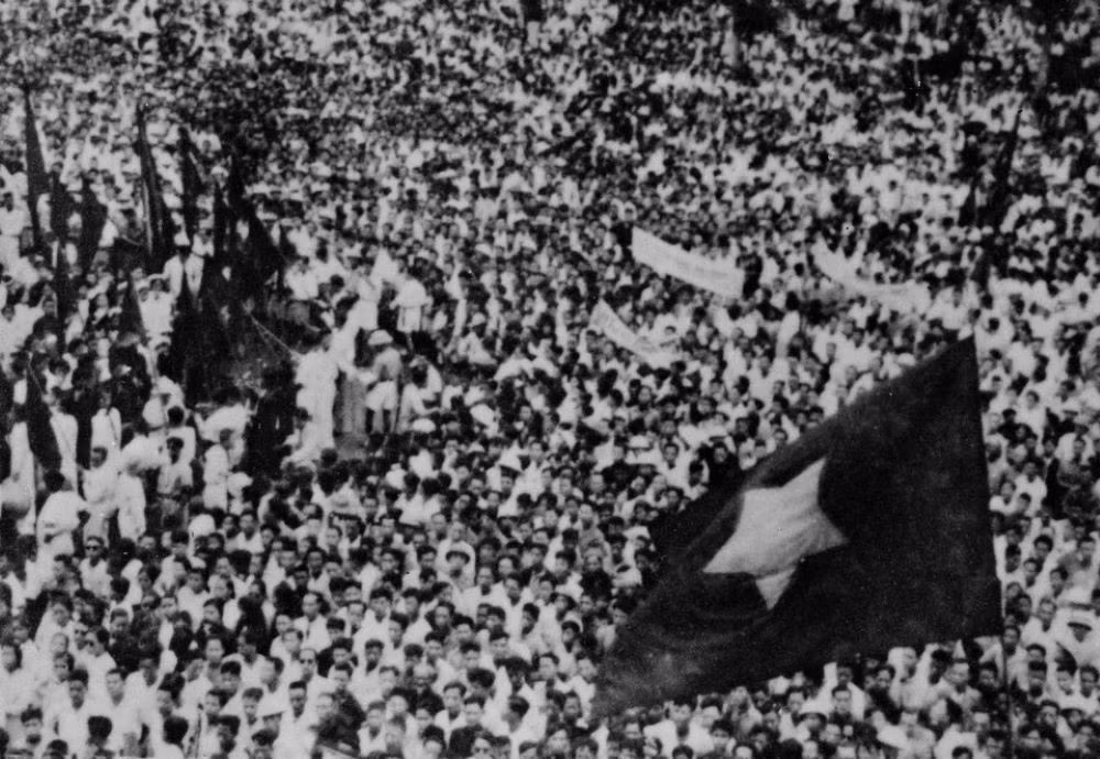 El mitin de lanzamiento de la insurrección para tomar el poder, organizado por el Frente Viet Minh (Liga para la Independencia de Vietnam), en la Ópera de Hanói el 19 de agosto de 1945. (Foto: Archivo de la VNA).