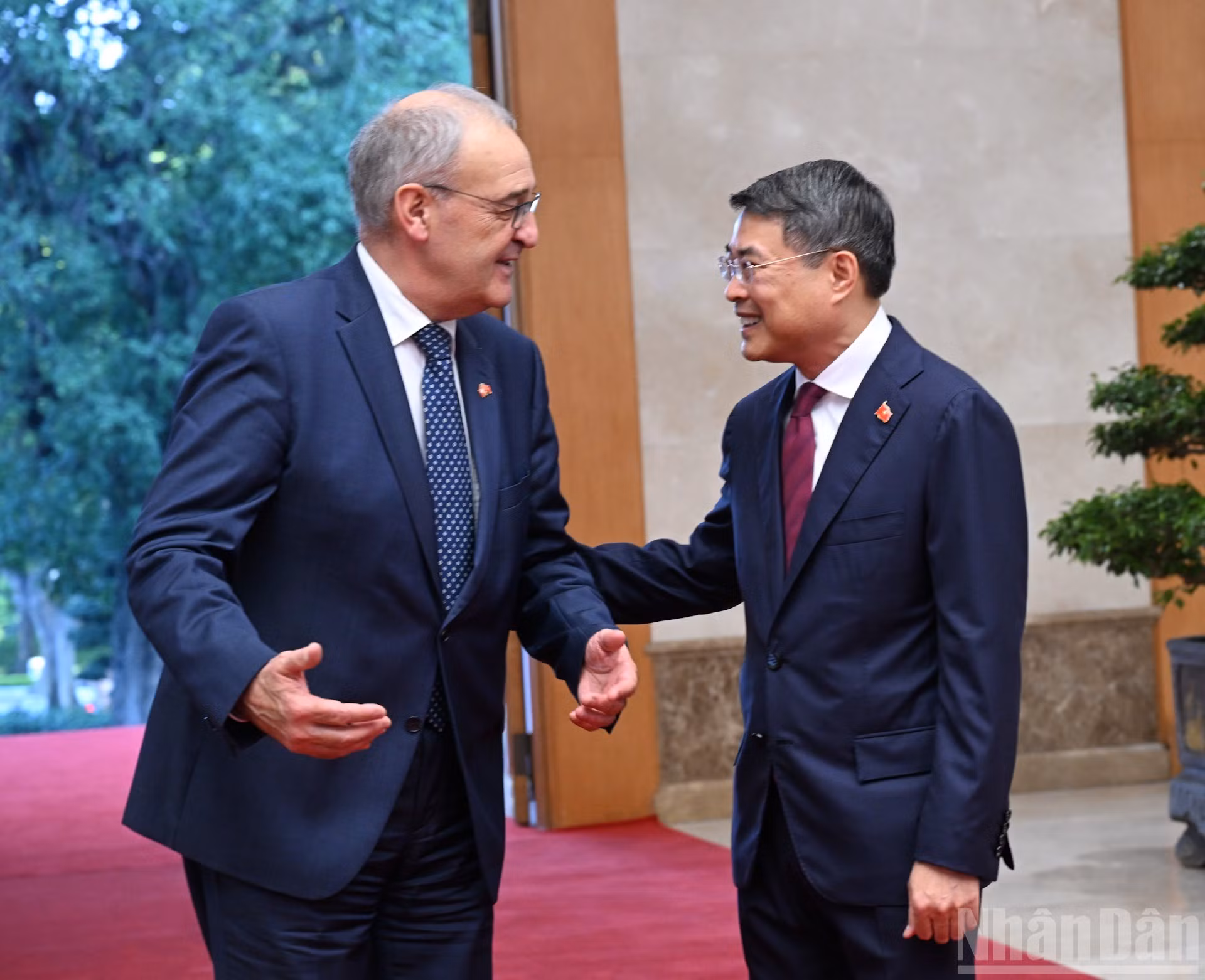 El premier vietnamita, Le Minh Hung (derecha), recibe al presidente suizo, Guy Parmelin.