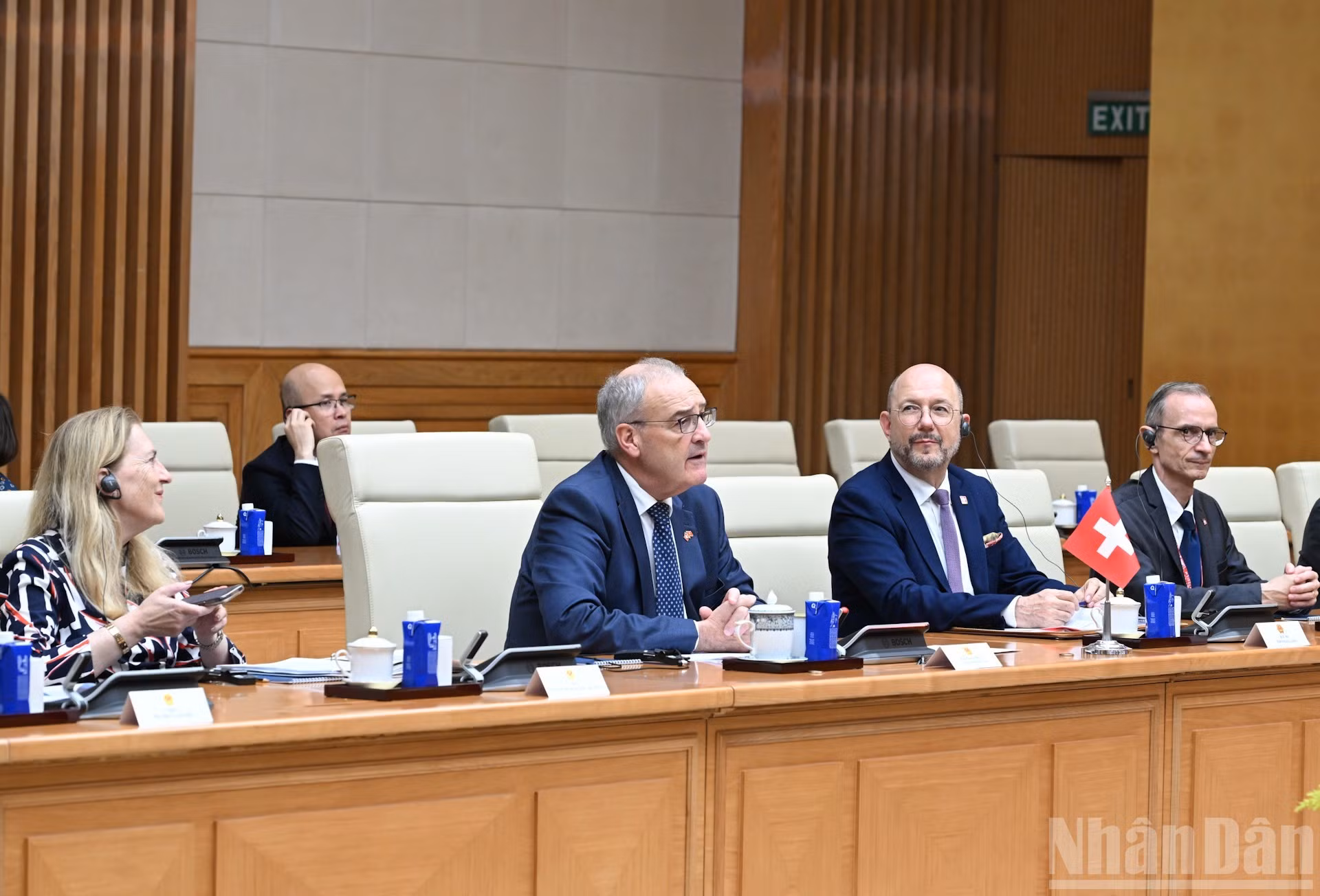Miembros de la delegación suiza acuden a la cita.