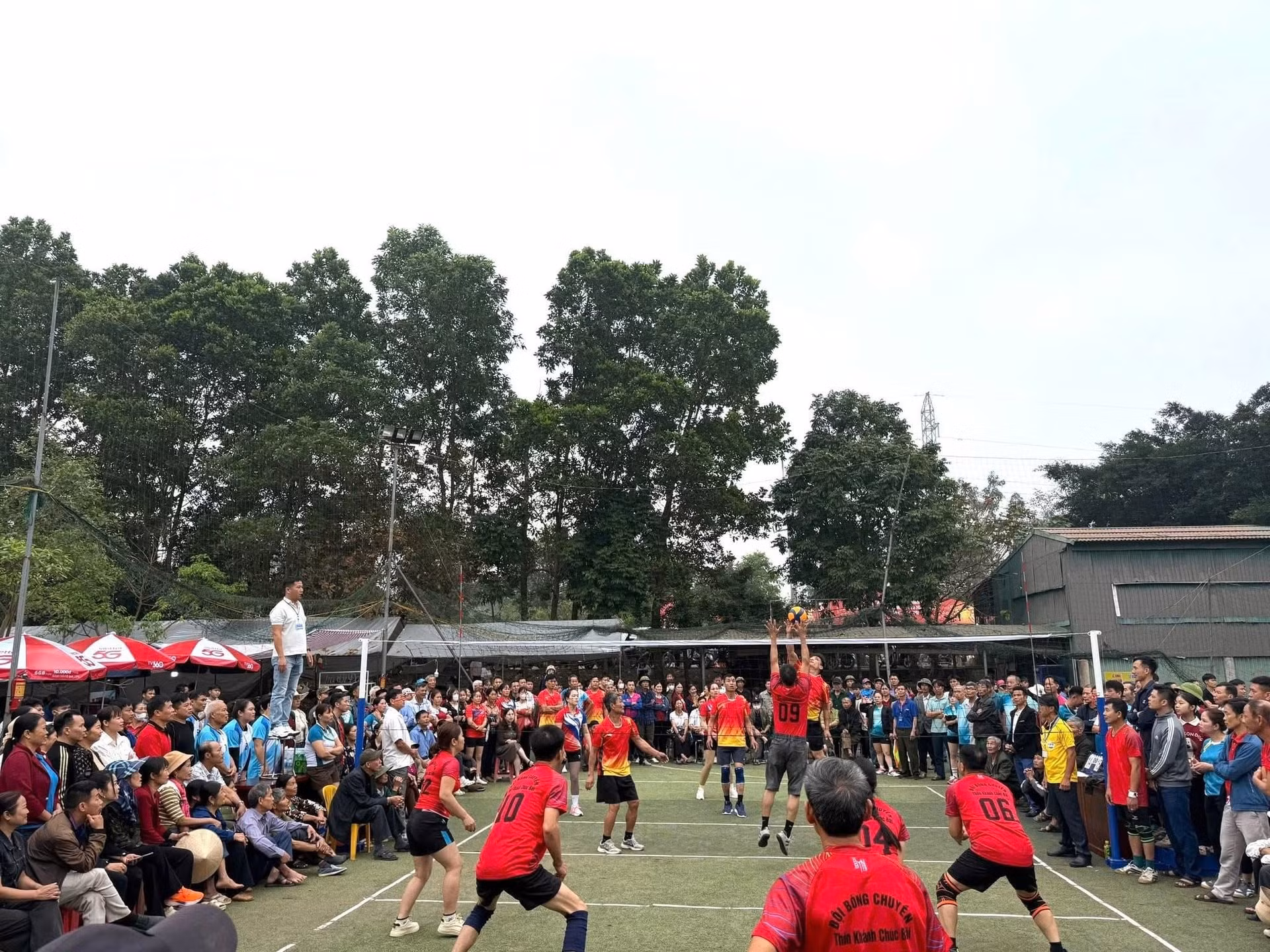 El torneo de voleibol se desarrolla con gran entusiasmo durante el festival.