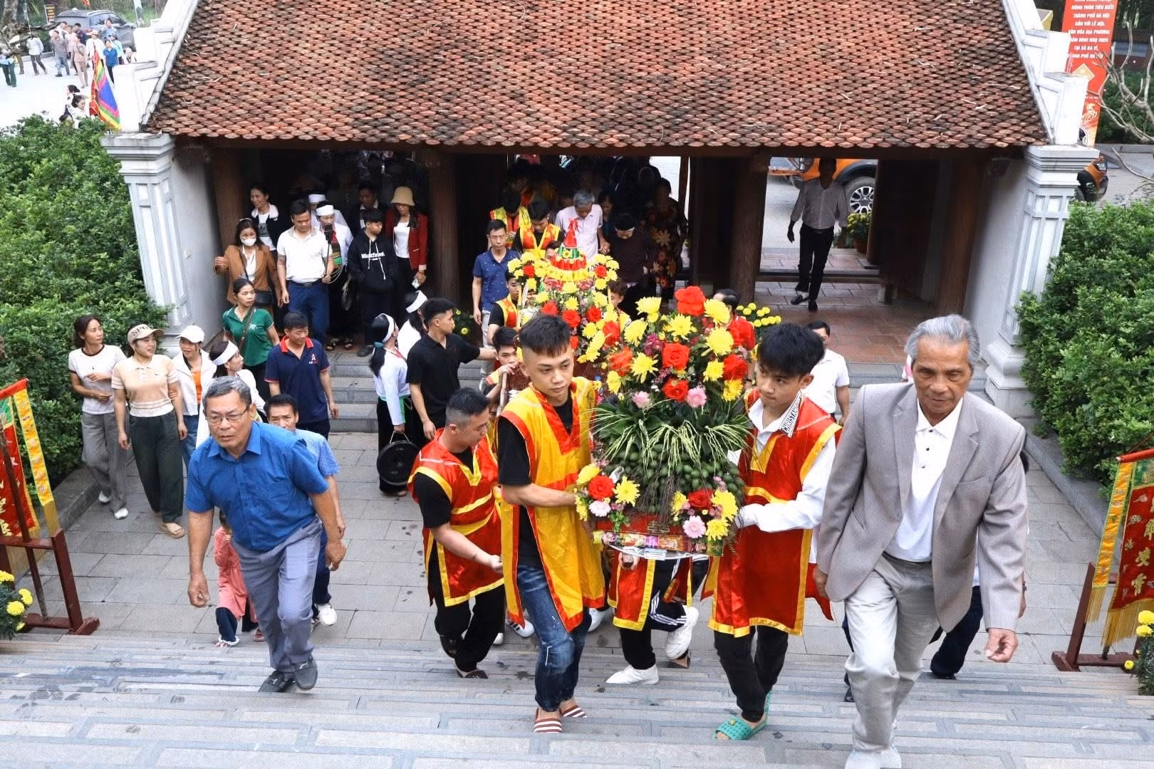 Numerosos habitantes avanzan hacia el área ceremonial para ofrecer incienso con devoción ante el altar del Genio de la Montaña de Tan Vien.