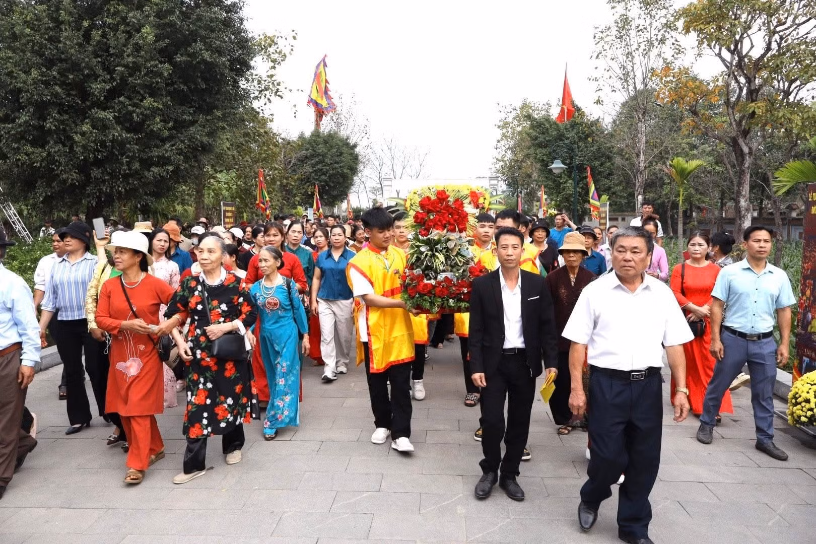 La preparación cuidadosa de las ofrendas refleja el respeto y el orgullo de cada habitante al participar en el festival.