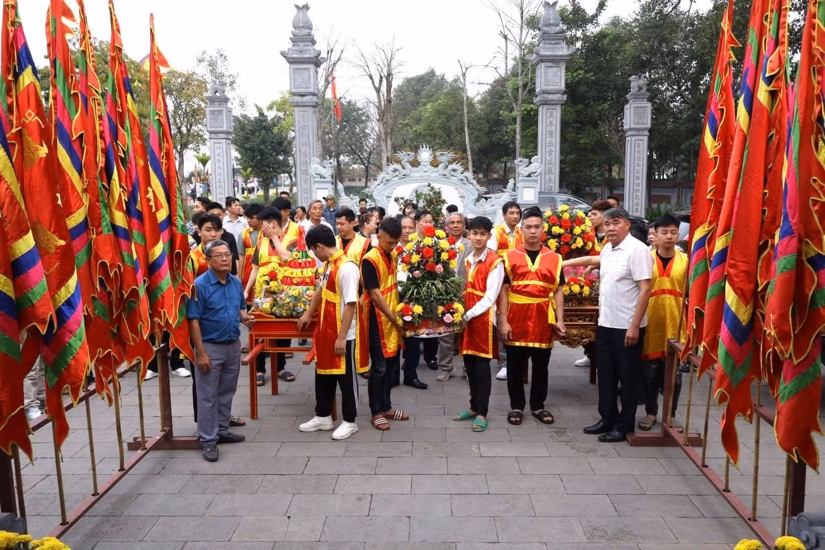 En el marco del festival, las aldeas en la comuna de Ba Vi también organizan ceremonias de ofrenda de incienso.