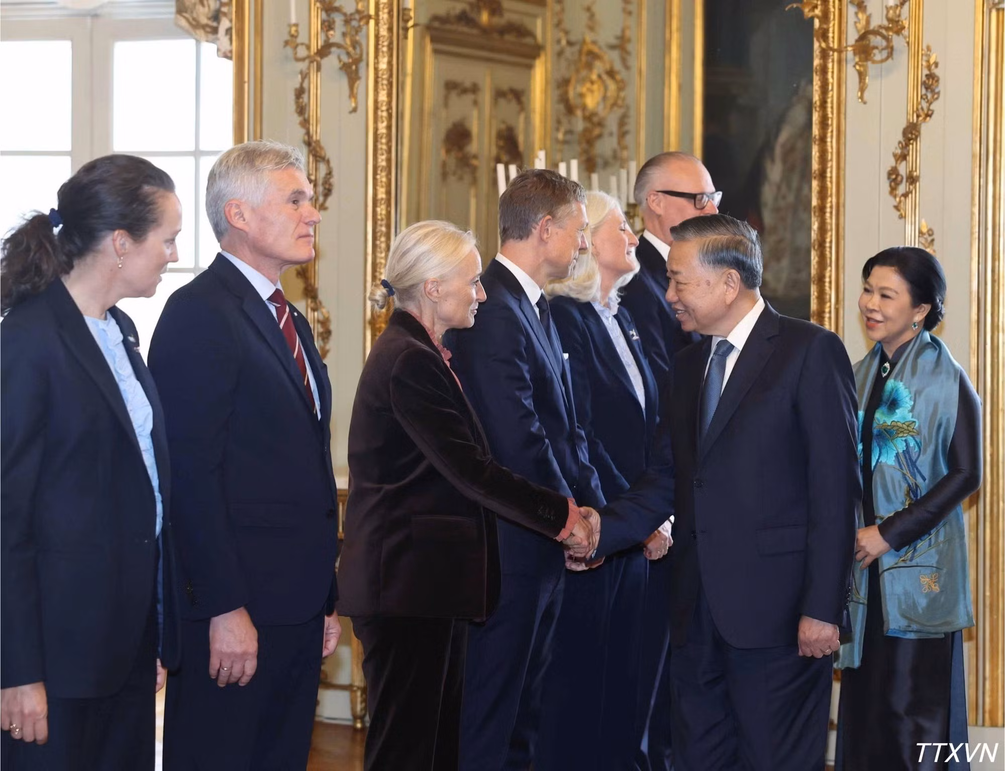 El máximo líder de Vietnam, To Lam, y su esposa se despiden de funcionarios daneses.