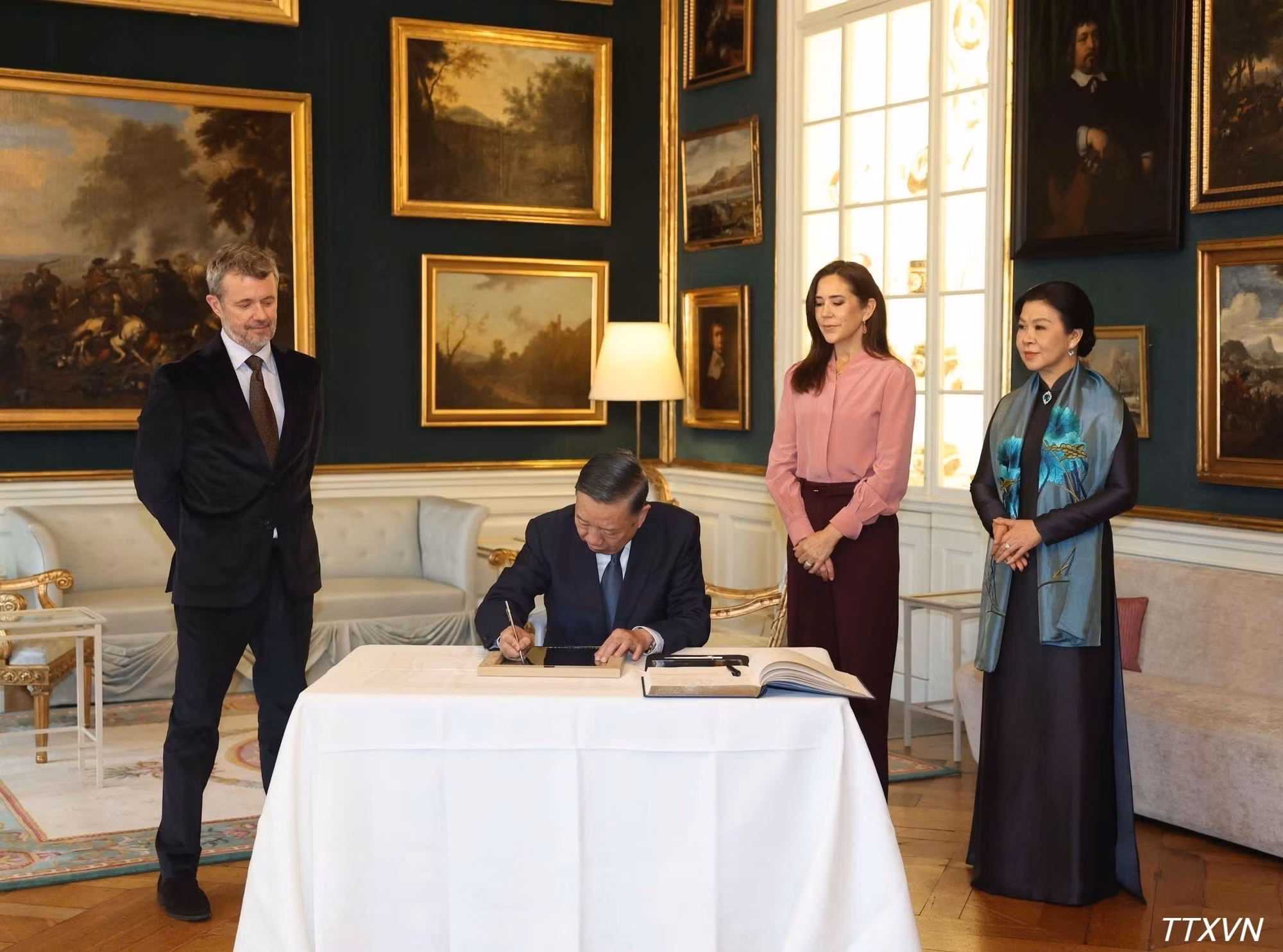 El mandatario vietnamita To Lam firma el libro de recuerdos.