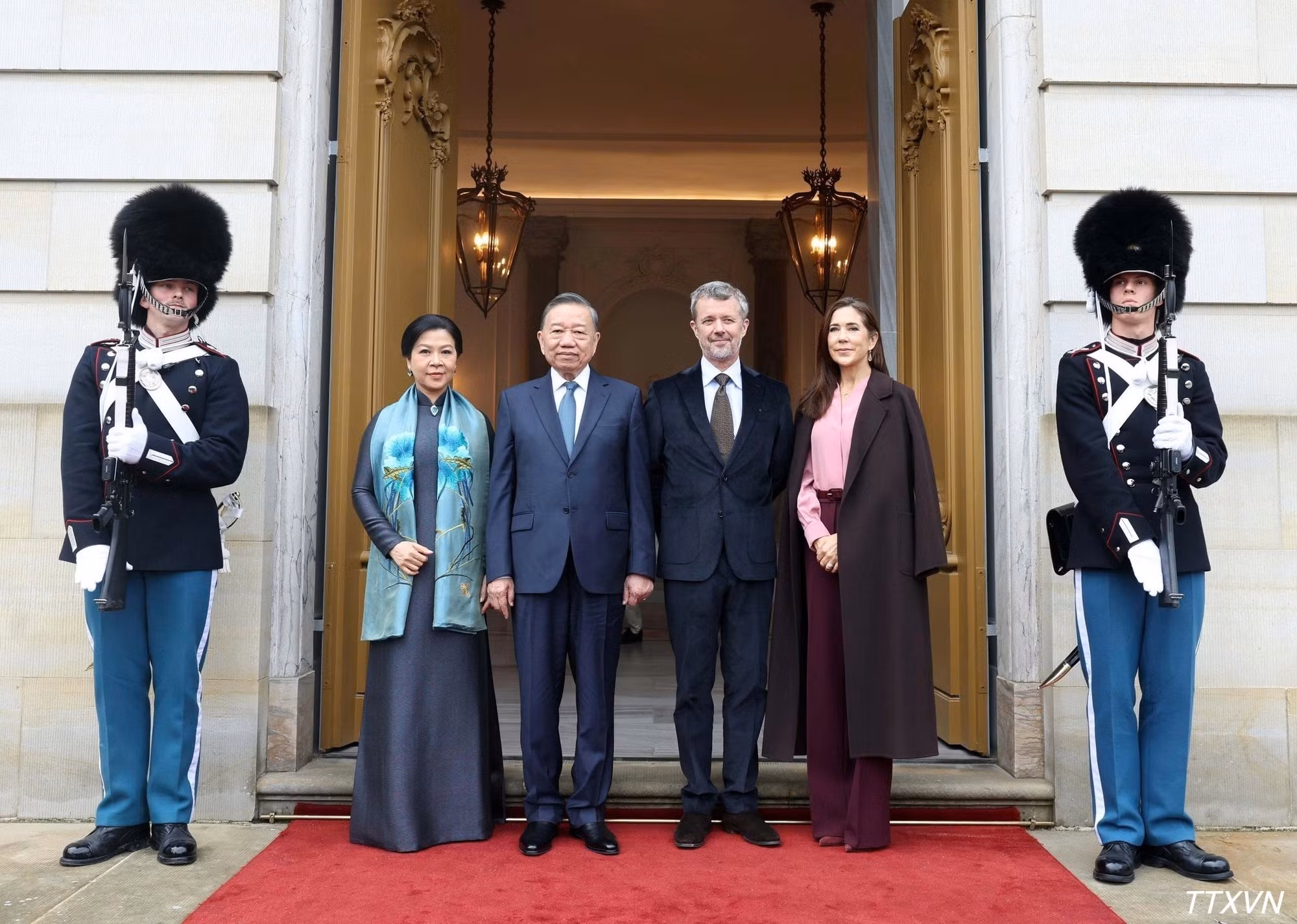 [Foto] Reyes de Dinamarca presiden acto de despedida del mandatario vietnamita