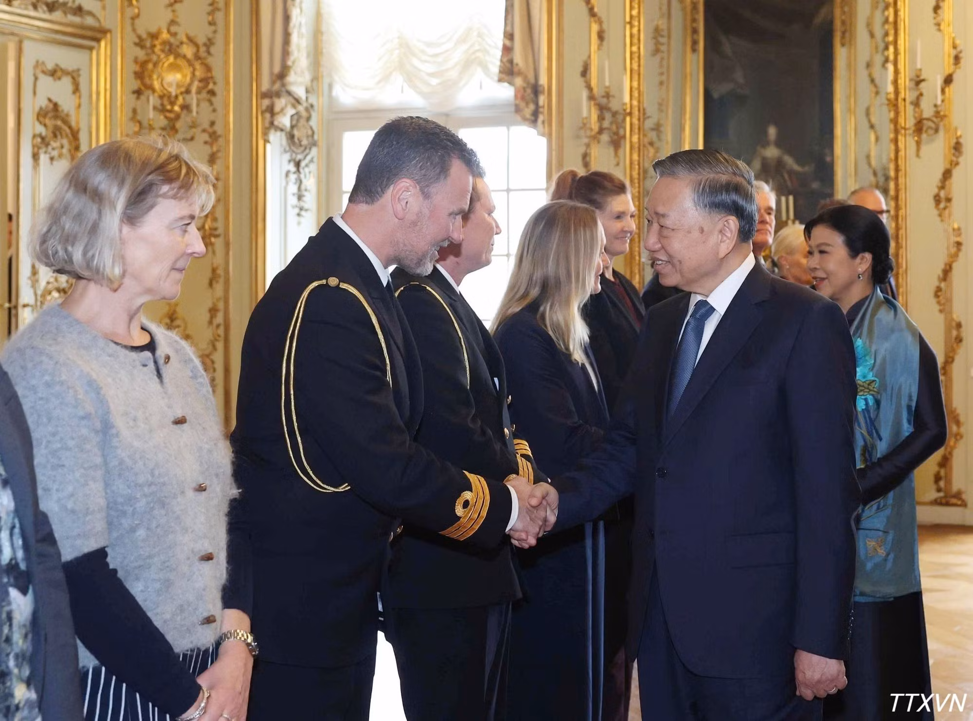 El máximo líder de Vietnam, To Lam, y su esposa se despiden de funcionarios daneses.