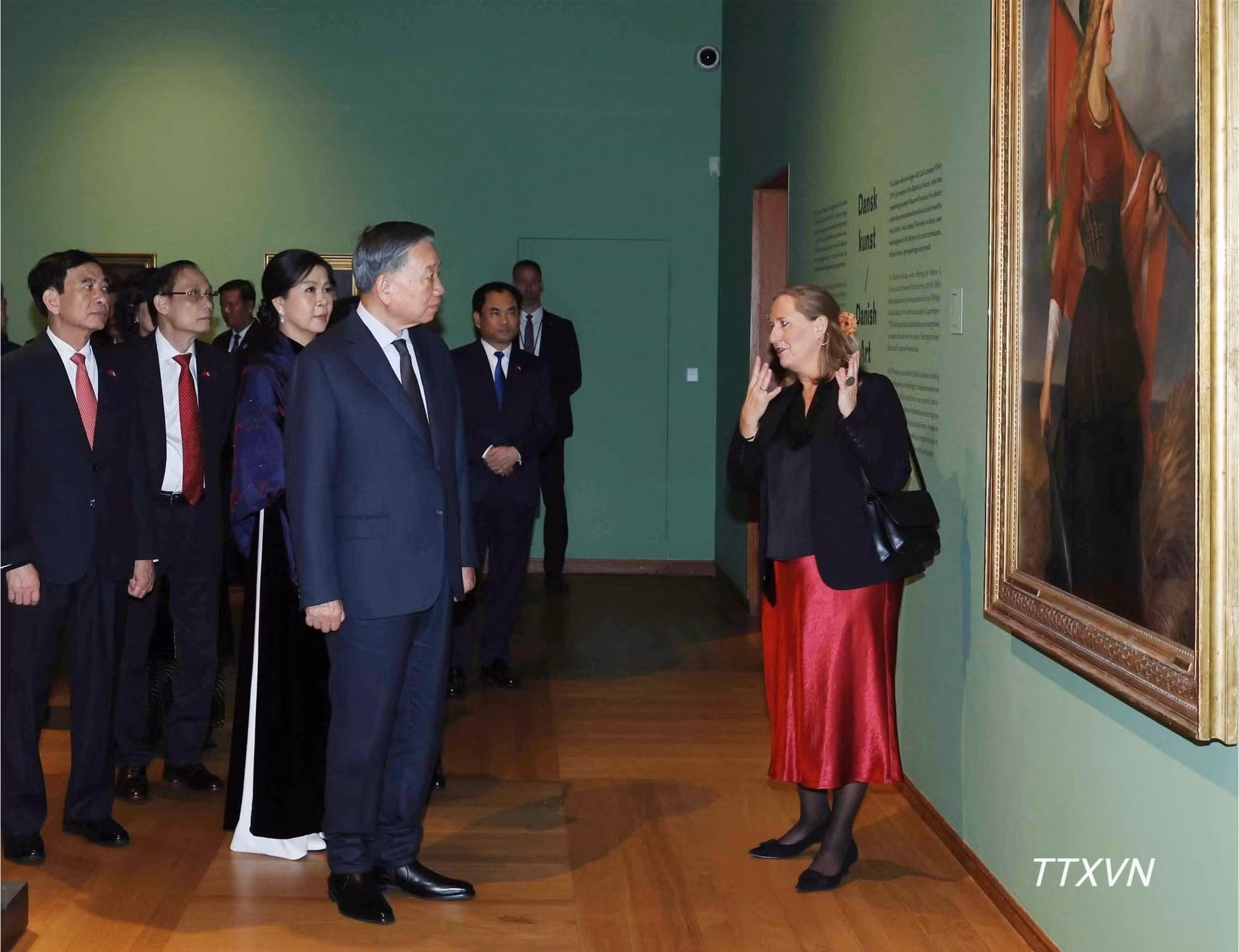 El secretario general del Partido Comunista y presidente de Vietnam, To Lam, y su esposa visitan el Museo Glyptotek.
