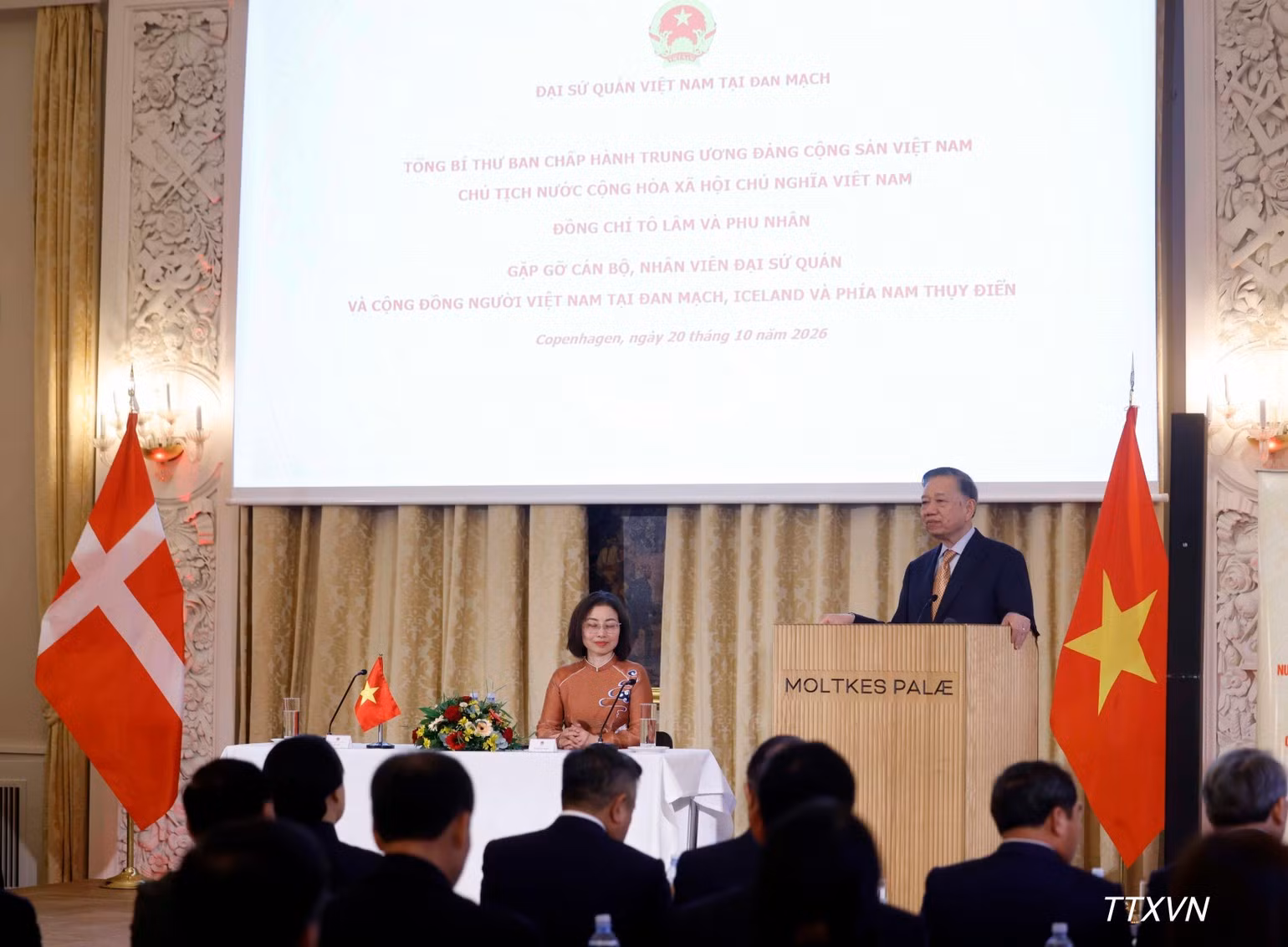 El máximo líder de Vietnam, To Lam, interviene en el encuentro con la comunidad de compatriotas.