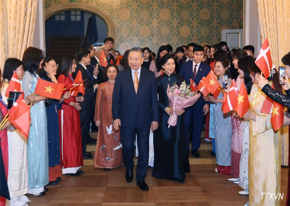 El secretario general del Partido Comunista y presidente de Vietnam, To Lam, y su esposa se reúnen con el personal de la Embajada y compatriotas residentes en Dinamarca, Islandia y el sur de Suecia. (Foto: VNA)
