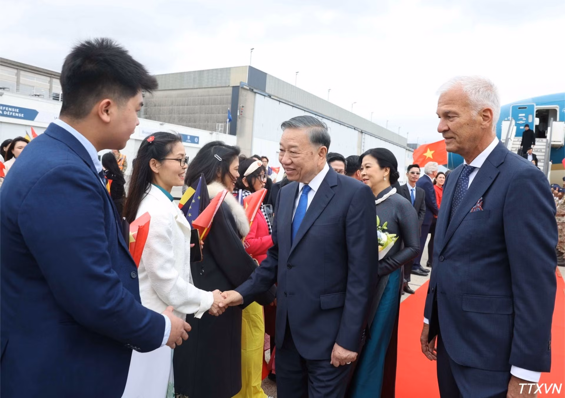 El mandatario vietnamita To Lam y su esposa saludan a representantes de la comunidad connacional en Bélgica.