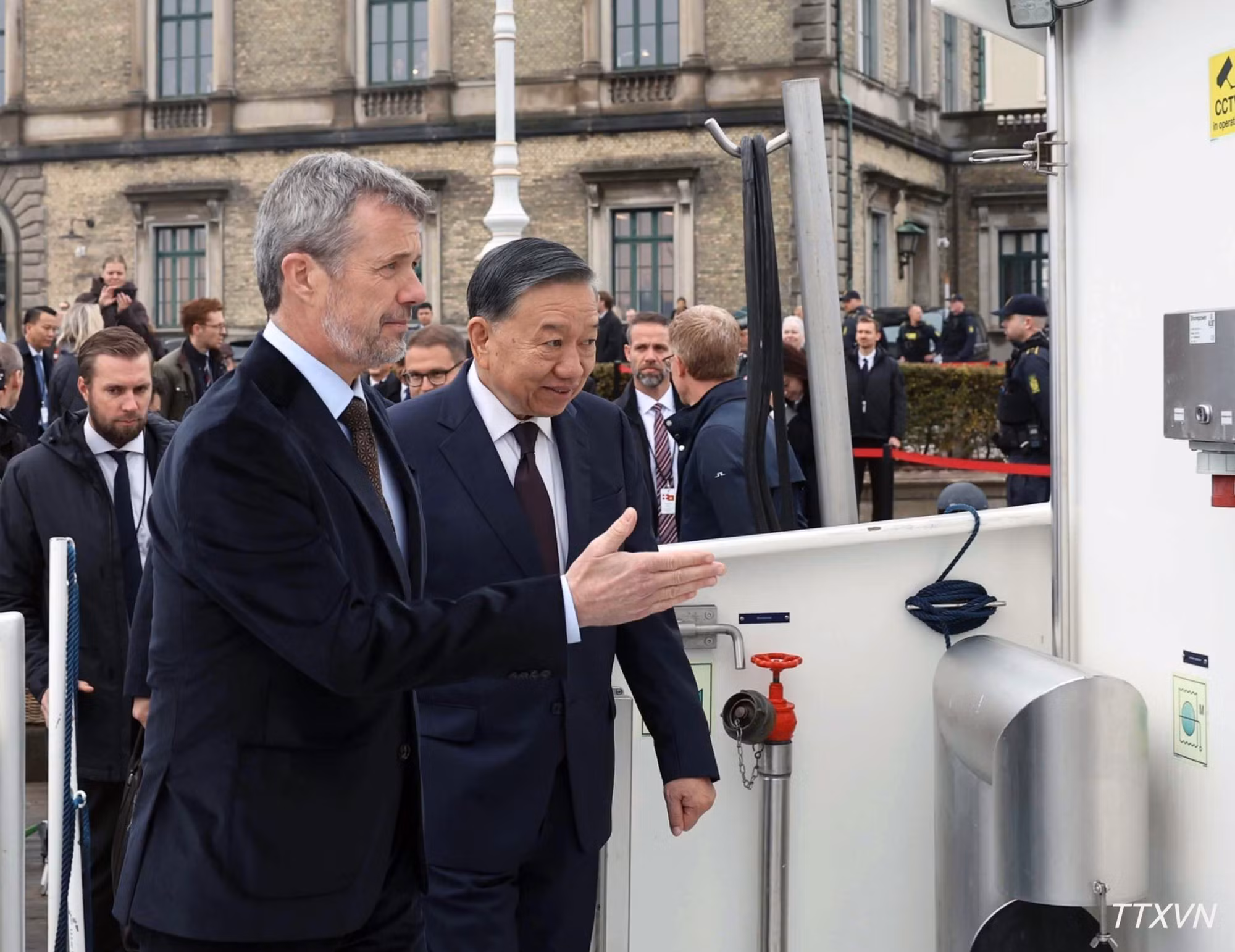 El mandatario de Vietnam, To Lam, y el rey de Dinamarca, Federico X, visitan el proyecto de construcción de la península artificial de Lynetteholm y una nueva zona urbana de gran escala en Copenhague.