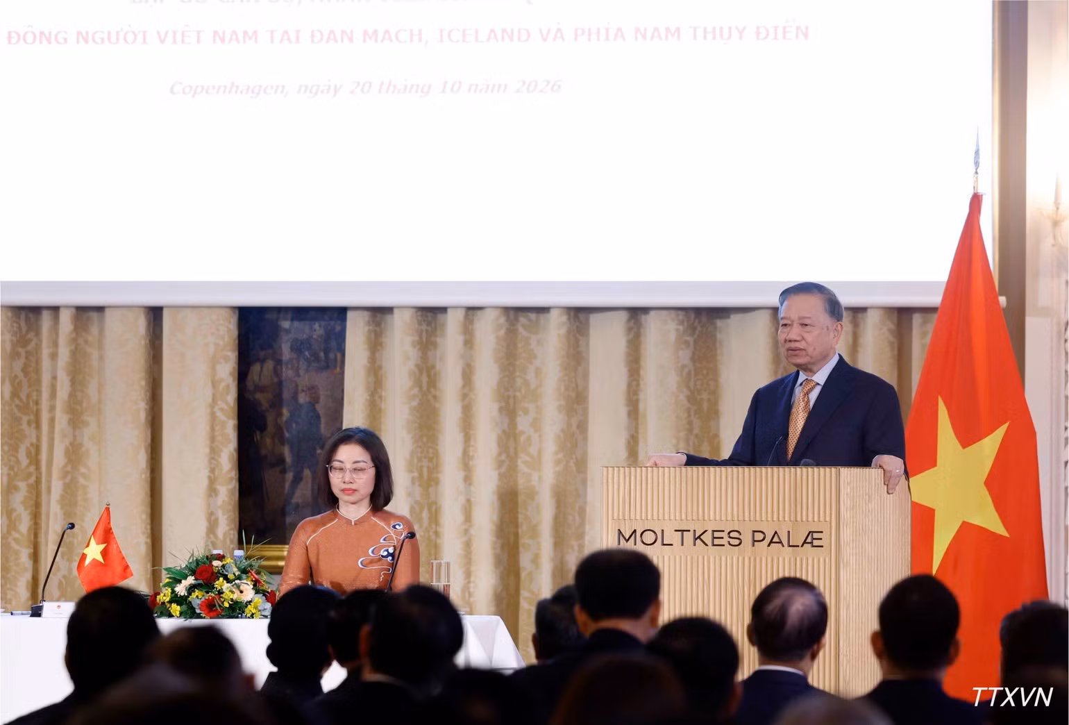El máximo dirigente de Vietnam, To Lam, toma la palabra en el encuentro con la comunidad de compatriotas.