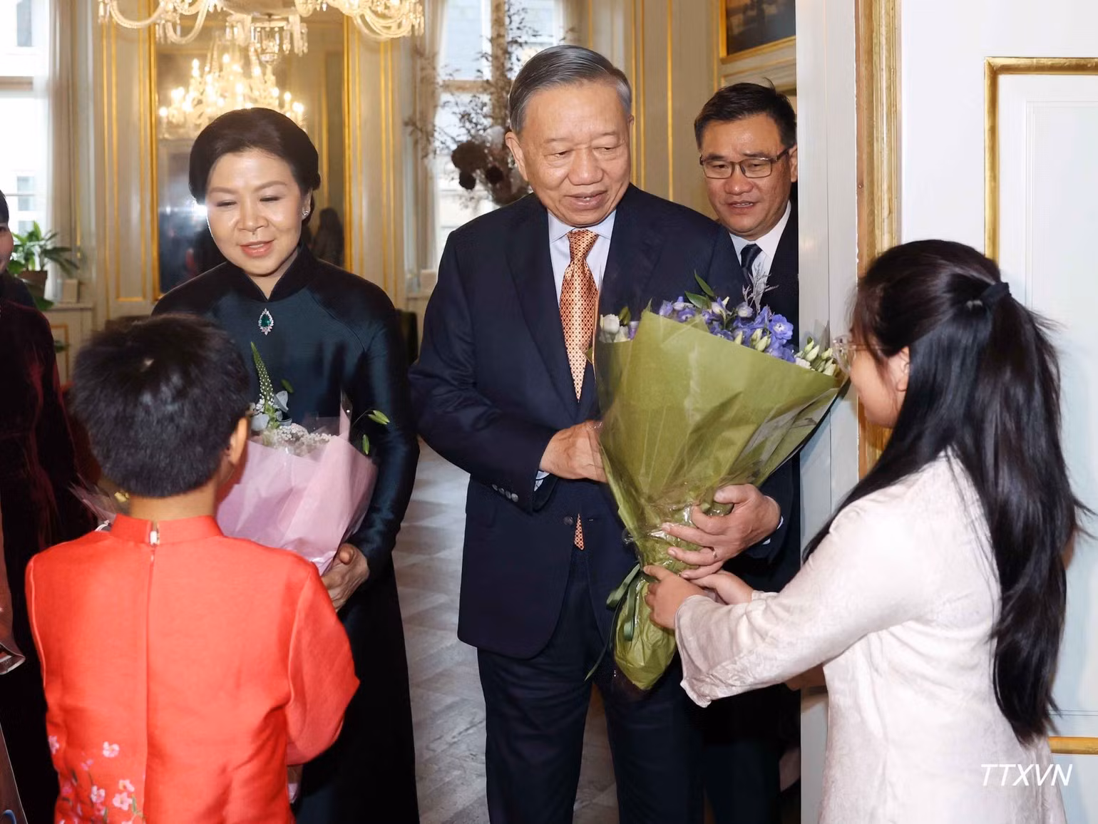 El mandatario vietnamita, To Lam, y su esposa se reúnen con el personal de la Embajada y connacionales residentes en Dinamarca, Islandia y el sur de Suecia.