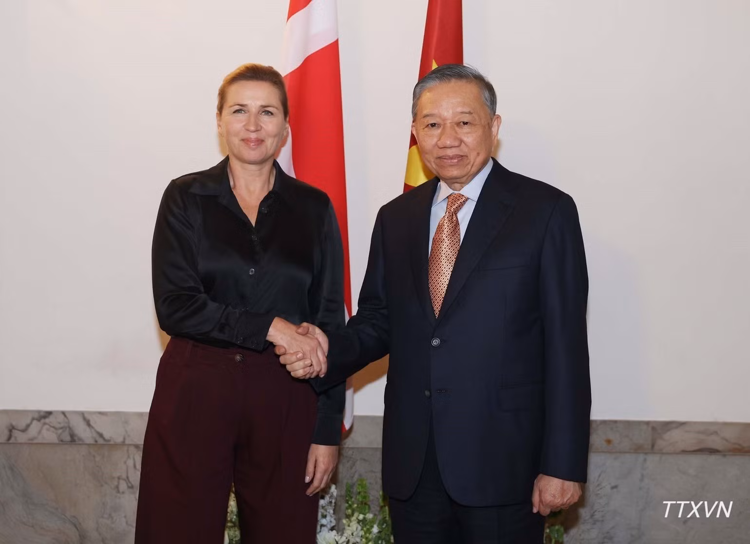 El máximo dirigente vietnamita, To Lam, y la primera ministra de Dinamarca, Mette Frederiksen.