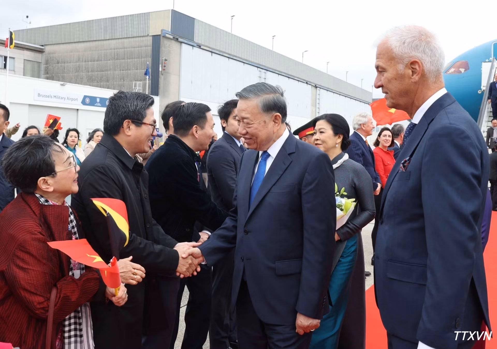 El mandatario vietnamita To Lam y su esposa saludan a representantes de la comunidad connacional en Bélgica.