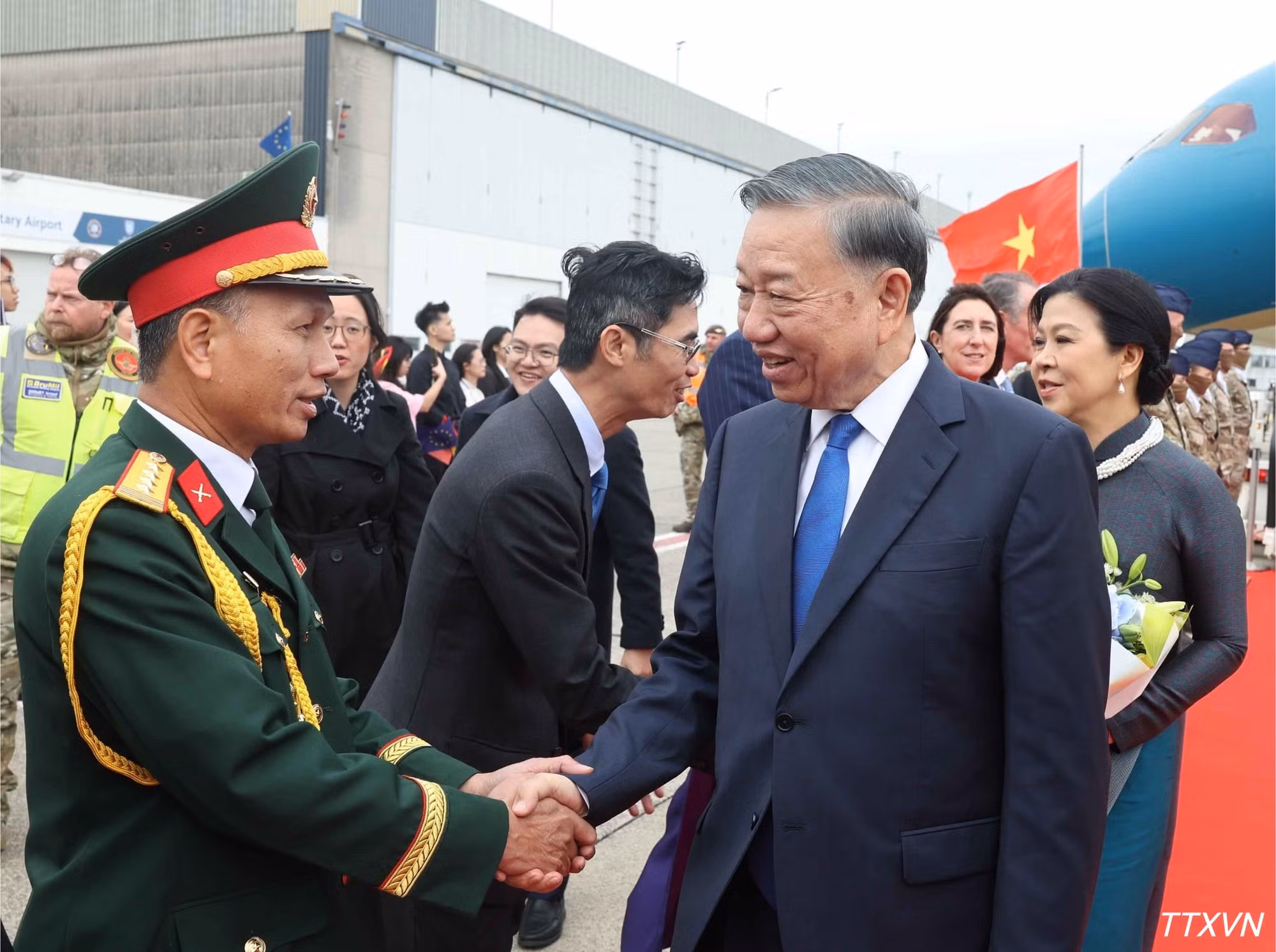 Personal de la Embajada de Vietnam y compatriotas residentes en Bélgica reciben al máximo líder del país, To Lam, en el Aeropuerto Militar de Melsbroek, Bruselas.