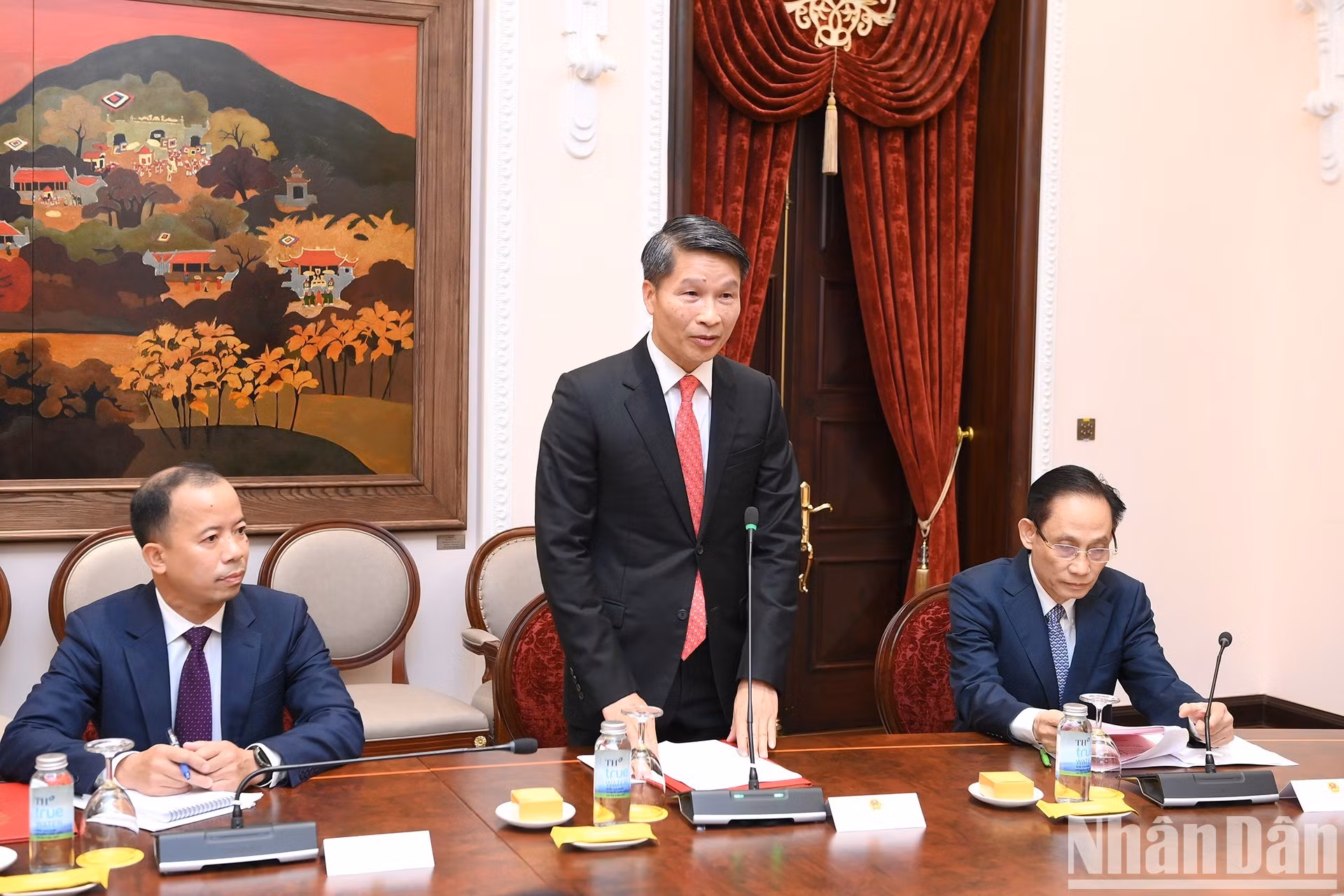 El embajador Pham Binh Dam habla en la cita.