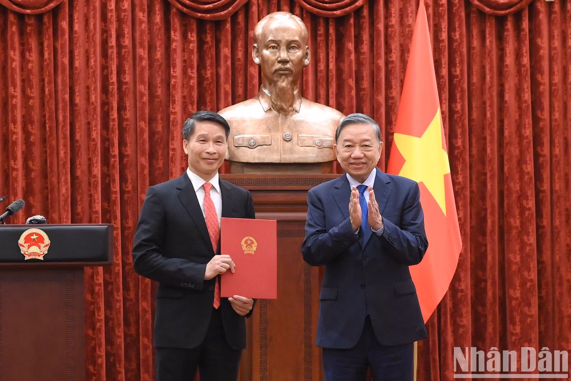 El máximo dirigente To Lam concede la decisión de nombramiento a Pham Binh Dam como embajador en Timor Oriental.