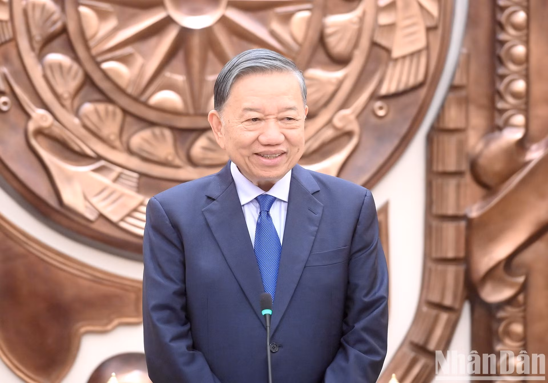 El secretario general del Partido Comunista y presidente de Vietnam, To Lam, toma la palabra en el acto.